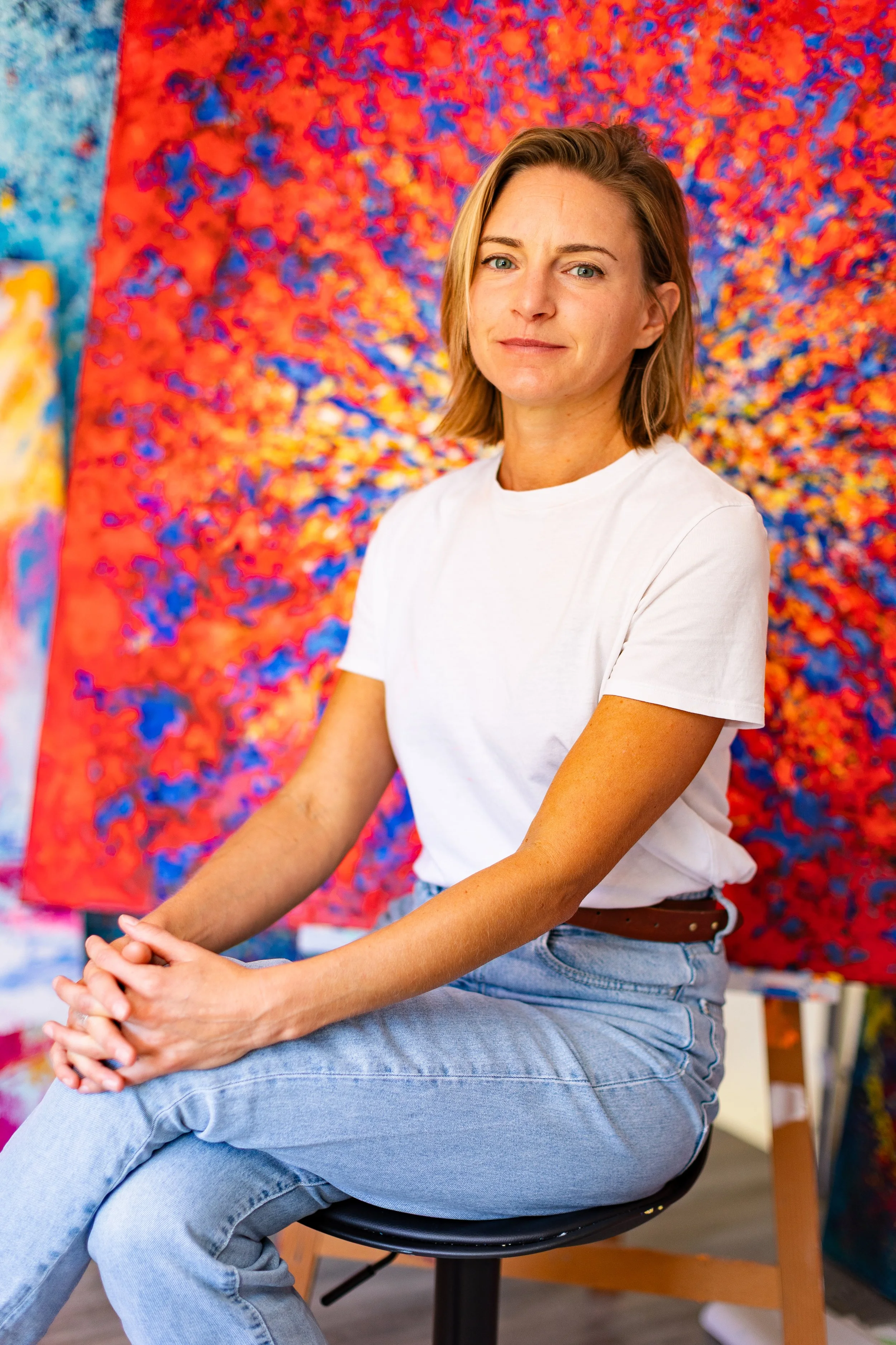Photo de Clemb ,artiste peintre Toulousaine inspirée par l'Univers devant l'Oeuvre Orion