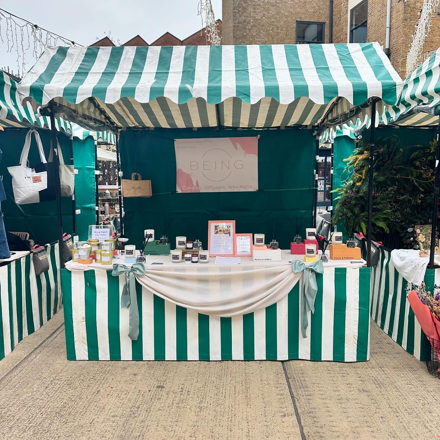 ECCLESTON YARDS WE ARE HERE👋🏻 

Find us at @belgravia_ldn with @elysiumeventplanning till 4pm!!!🎄❄️

-  #eccelstonyards #christmasmarkets #christmasmarketslondon #londonatchristmas #festivelondon #vegancandles #floritsofinstagram