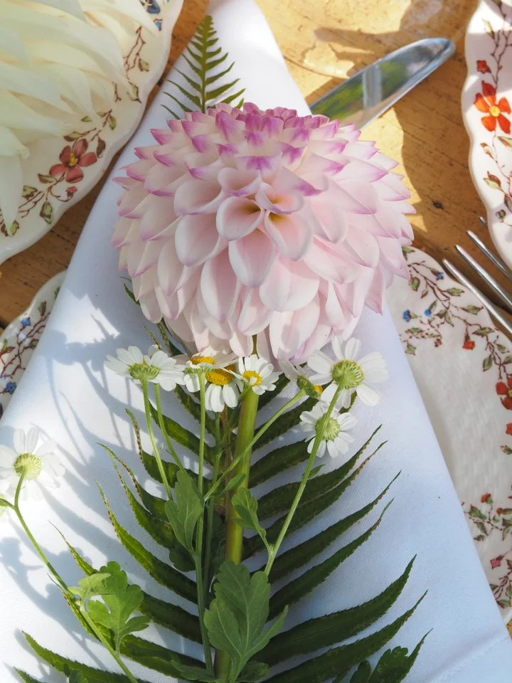 Vintage table setting for timeless style