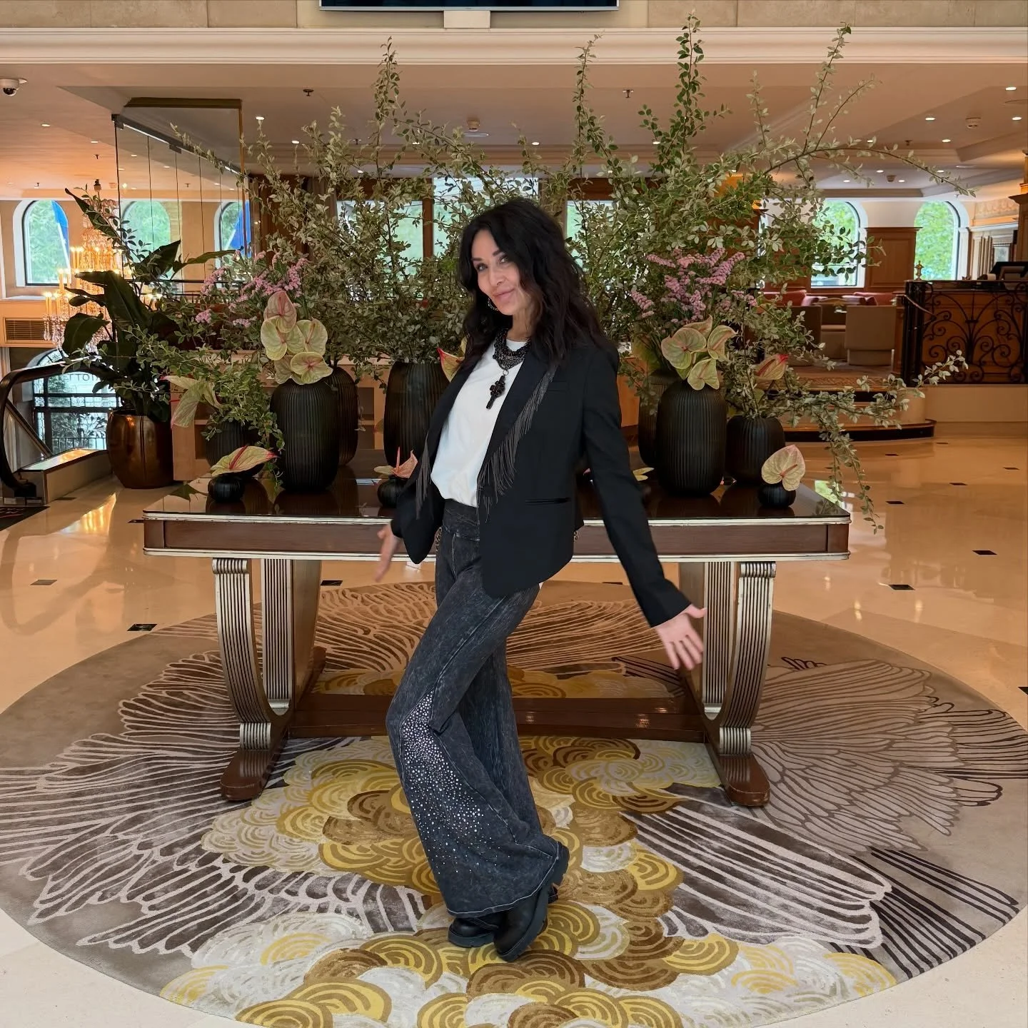 Gotta pose in front of beautiful flowers &hearts;️