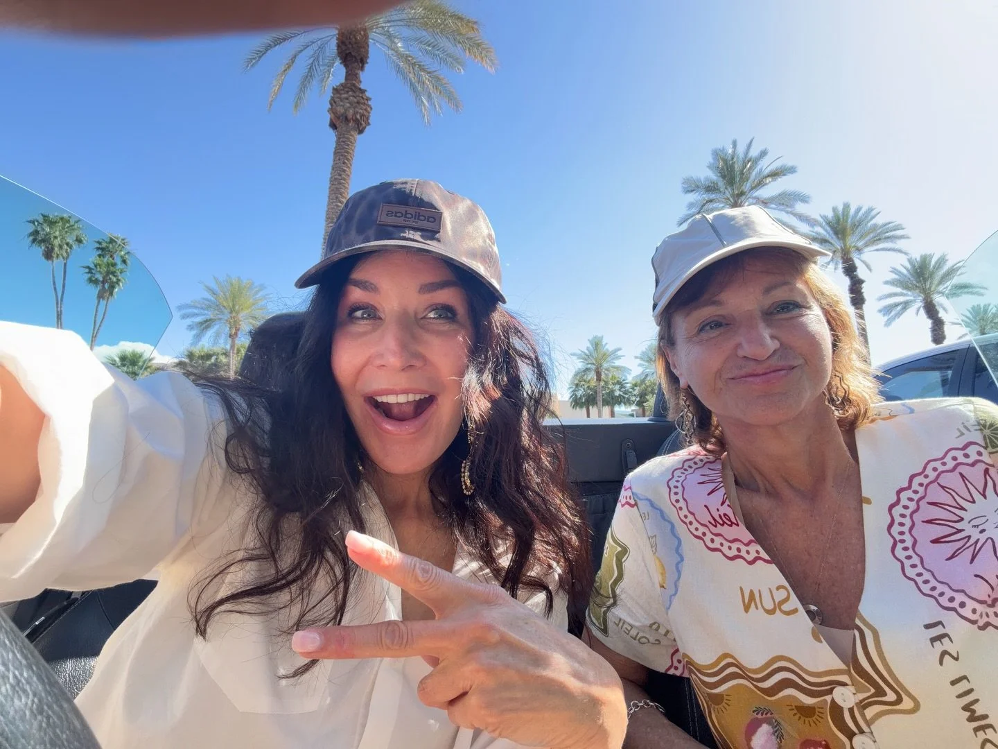 Sunshine and good friends.🏝️