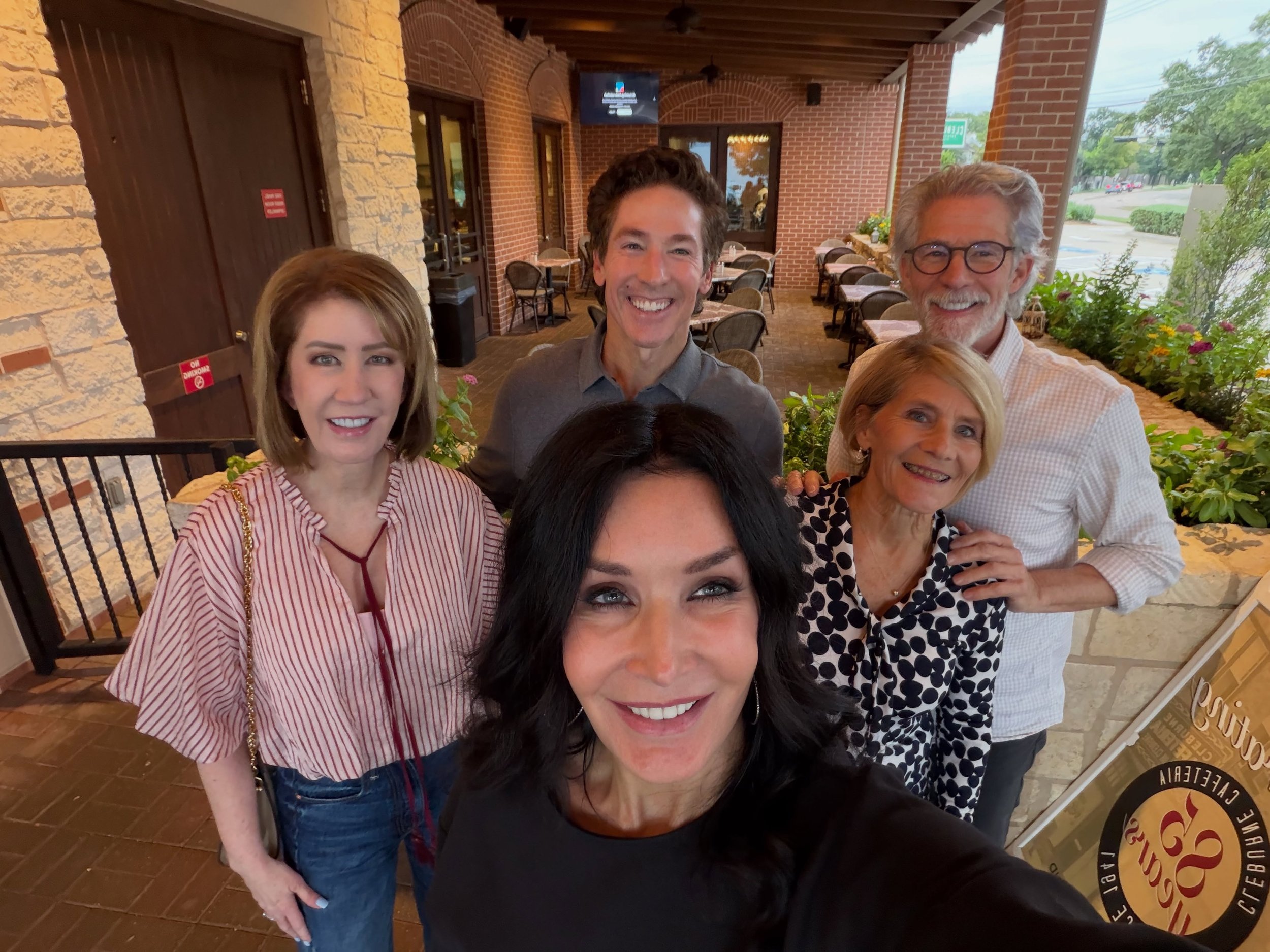Met up with the fam at one of mama&rsquo;s favorite places.❤️

Evidently fried okra is all of our favorites😂

George is the best!