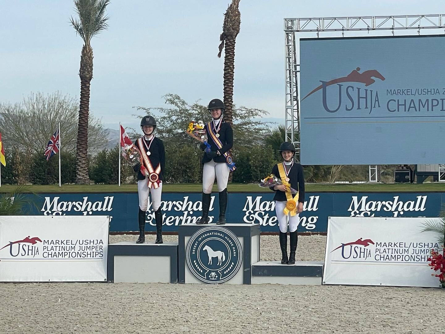 Congrats to all the competitors in the zone ten platinum championships and to our Emily Bell 2nd in the individual and team for the 1.30 finals @deserthorsepark @ushunterjumper @emilie.a.bell @clochefarmsllc