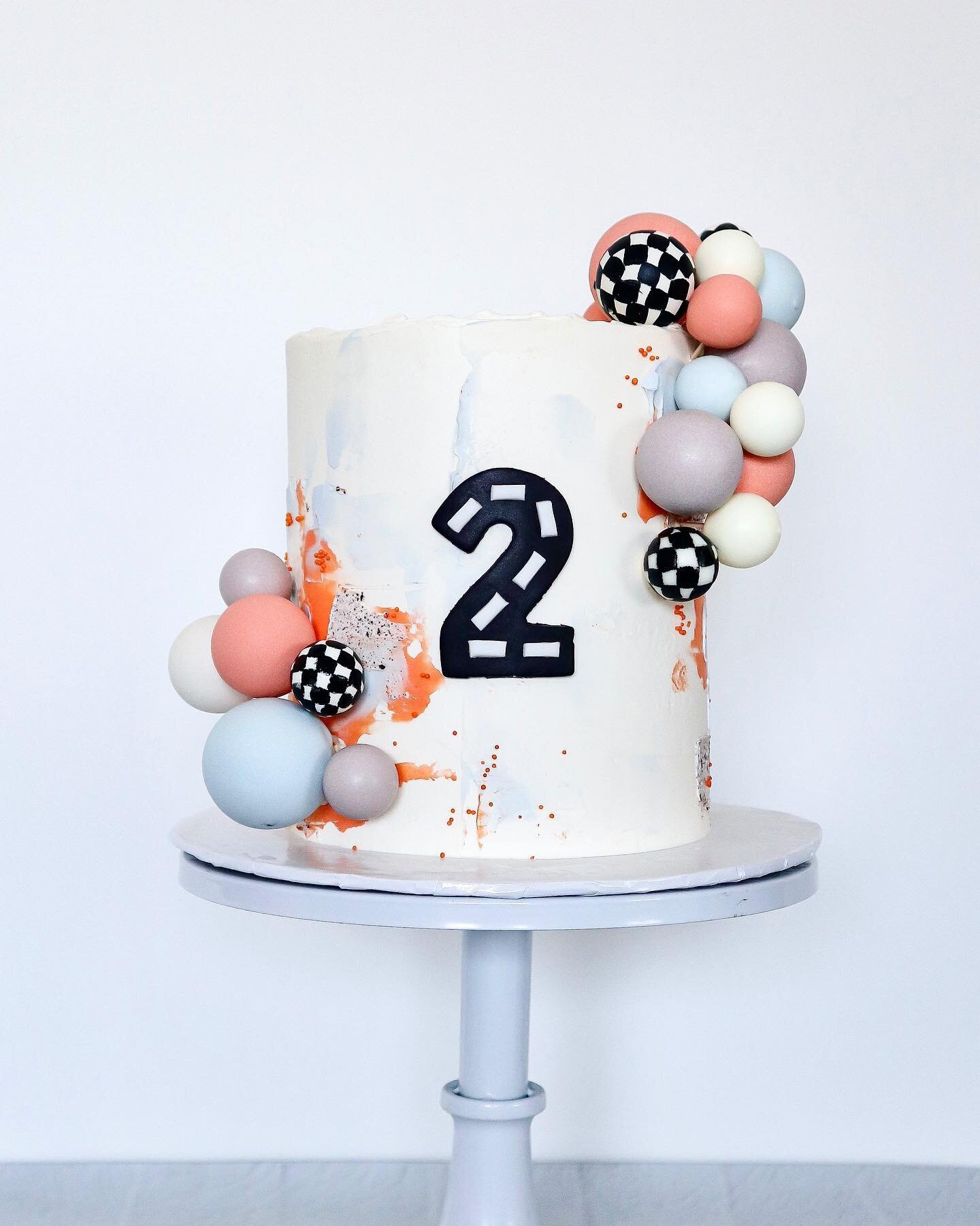 I&rsquo;m still obsessed with this theme! 🏎💨

#twofast #twofastbirthday #carcake #racecarcake #cake #buttercreamcake #swissmeringuebuttercream #yxecakes #saskatooncakes