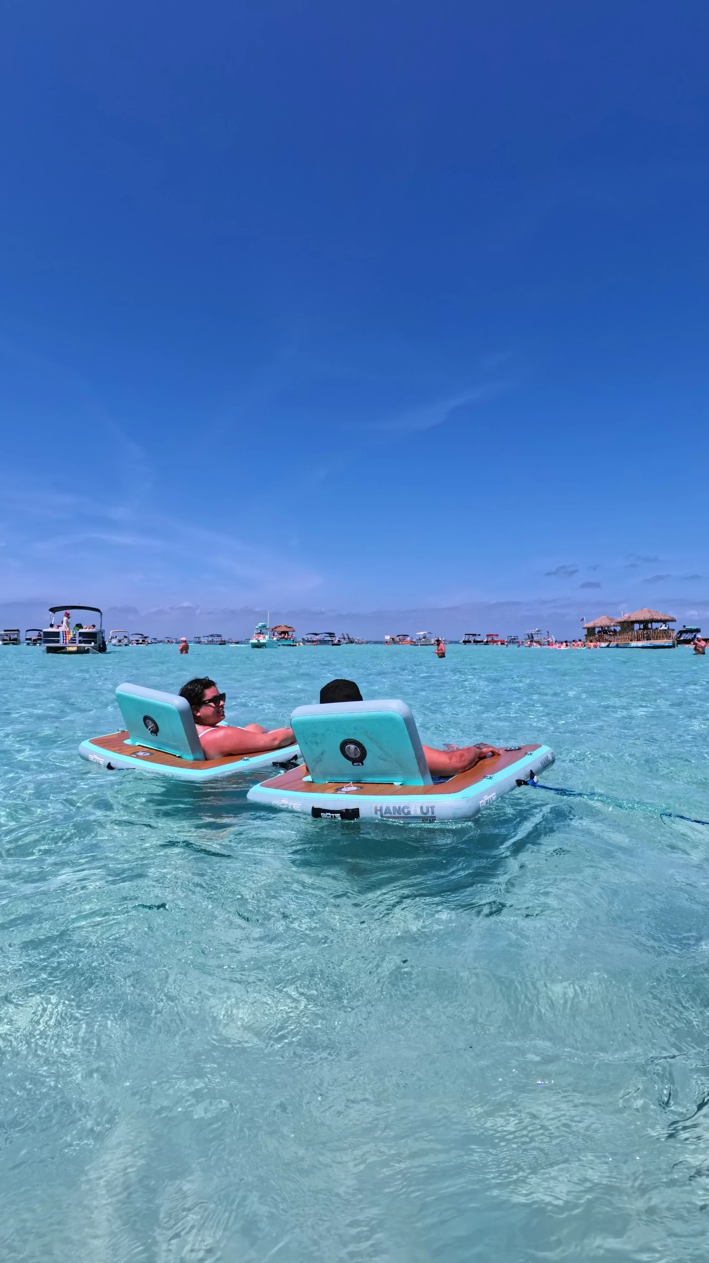 Pontoon Bote floats.JPG