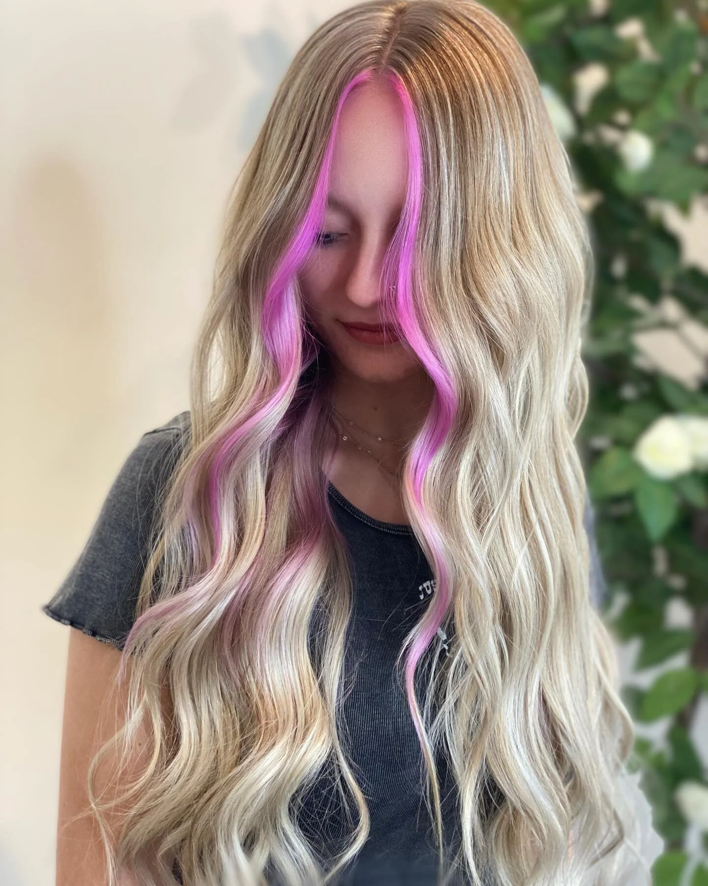 ᴄᴏᴍᴇ ᴏɴ ʙᴀʀʙɪᴇ ʟᴇᴛꜱ ɢᴏ ᴘᴀʀᴛʏ🌸
&bull;
&bull;
Obsessing over this pink money piece by @mytrucreations &amp; full foil to brighten up this beautys blonde ✨🌸
&bull;
&bull;
We do love exensions but this barbie hair is all natural! No extensions here😻
&