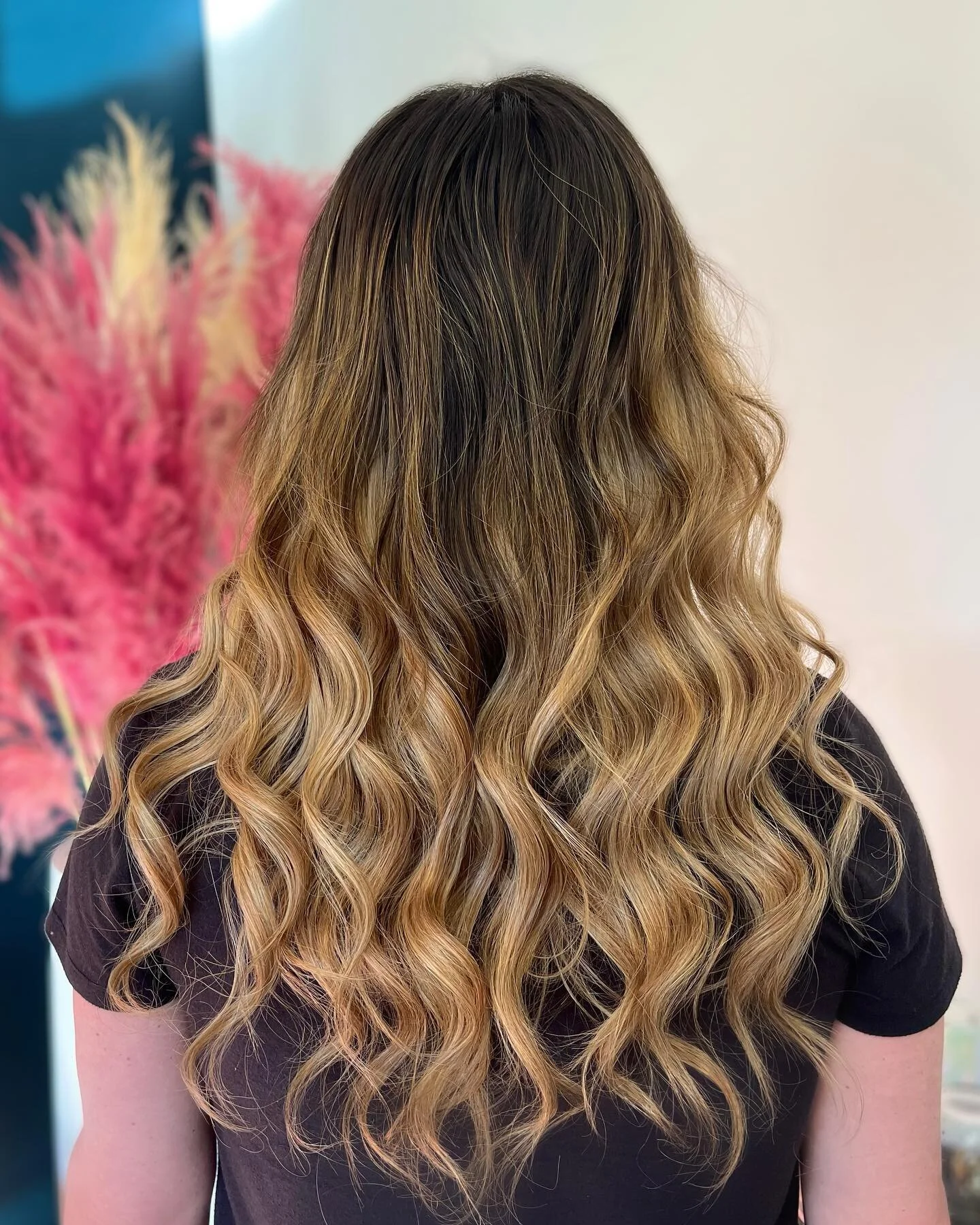 ⚠️ᴛʀᴀɴꜱꜰᴏʀᴍᴀᴛɪᴏɴ✨✨
&bull;
&bull;
Checkout this true transformation by glammed stylist @kayrose_beautyy in a little over an hour using 16 inch @bellamihair volume weft hair extensions 🤤✨
&bull;
&bull;
➡️Swipe for before
&bull;
&bull;
This client has 