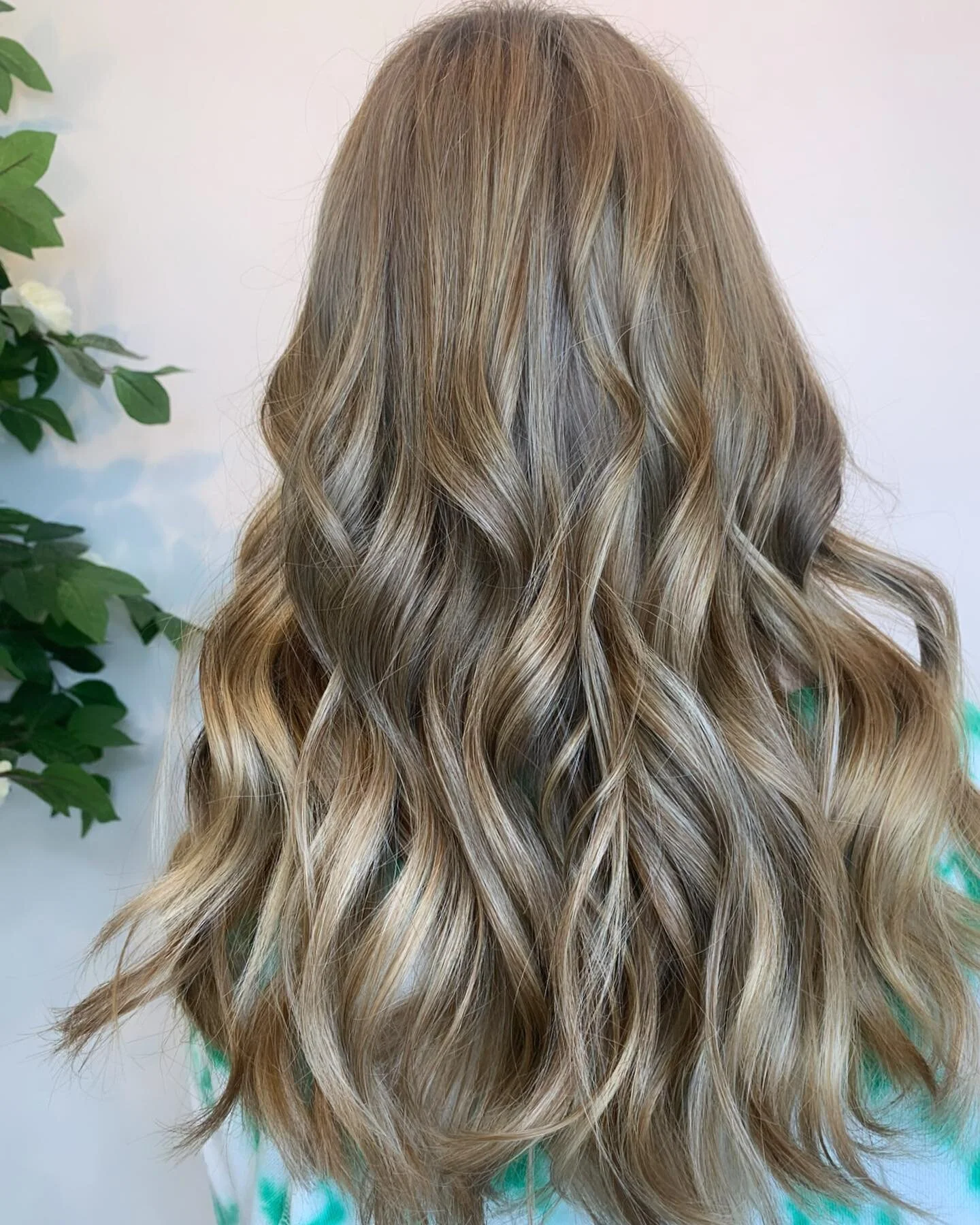 ᴄᴏʟᴏʀ ᴄᴏʀʀᴇᴄᴛɪᴏɴ🚨
&bull;
&bull;
Checkout the before &amp; after color correction by @shaunalisa_hair 🙀
&bull;
&bull;
So happy with this beautiful blended outcome ✨
&bull;
Booking link in bio for all of your spring hair needs 🌿
&bull;
#bostonstylis