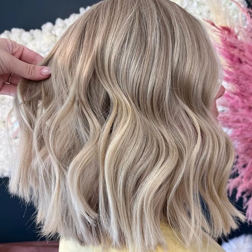 ɪᴄᴇ ɪᴄᴇ ʙᴀʙʏ🍦🧊
&bull;
&bull;
Checkout this Icy blonde by glammed stylist @kayrose_beautyy 🤤
&bull;
Paired with a blunt haircut to complete  this healthy ice blonde look ✨🧊
&bull;
@oligopro Extra blonde Lightener &amp; @shades_eq toners were used 