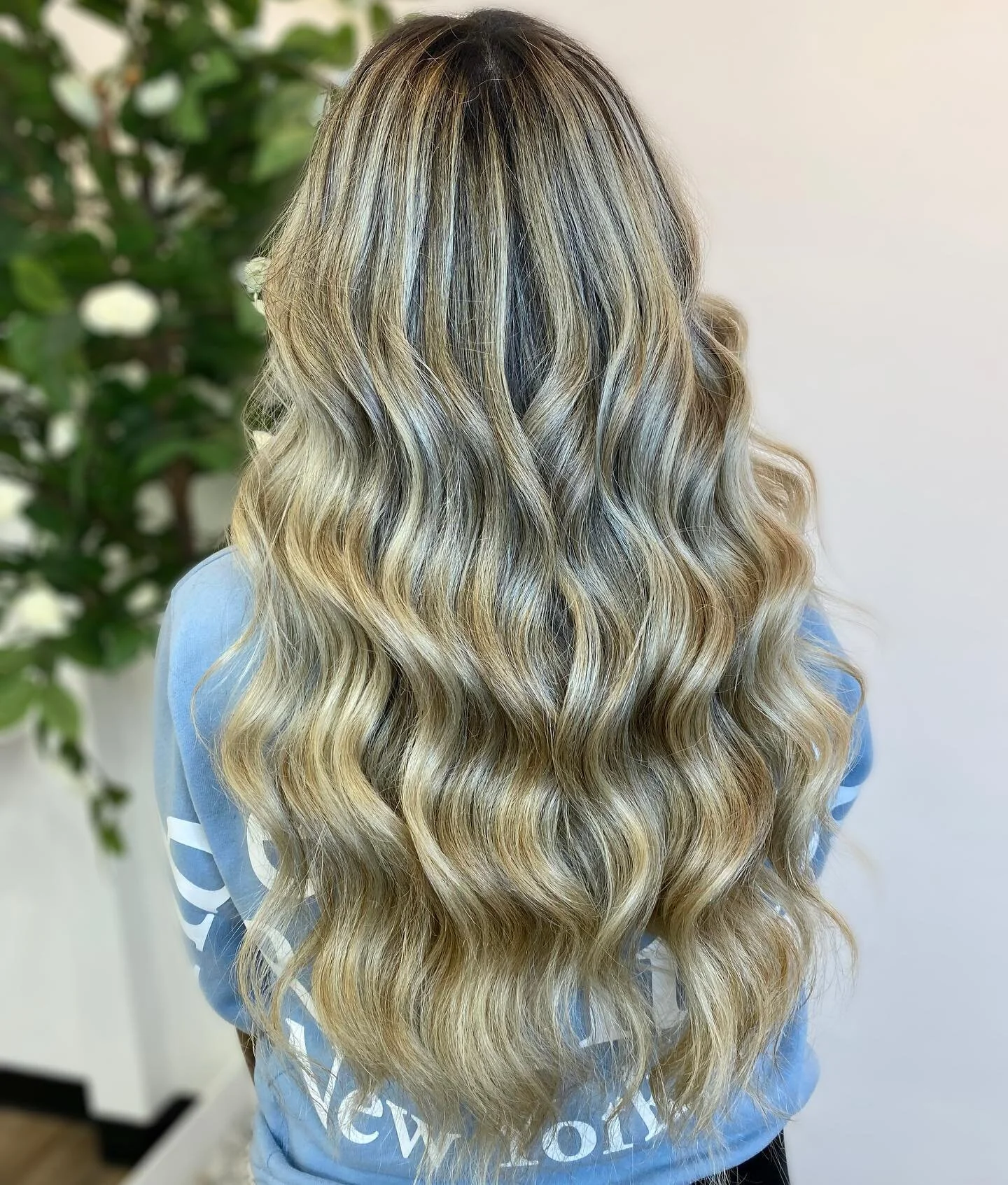𝕨𝕖 🤍 𝕓𝕝𝕠𝕟𝕕𝕚𝕟𝕘
&bull;
&bull;
blonde balayge by glammed stylist @mytrucreations 🤤
&bull;
&bull;
Swipe to see a bold yet blended face frame ✨ 
&bull;
&bull;
We used @oligopro blacklight extra blonde lightener to achieve this look 
&bull;
Aug