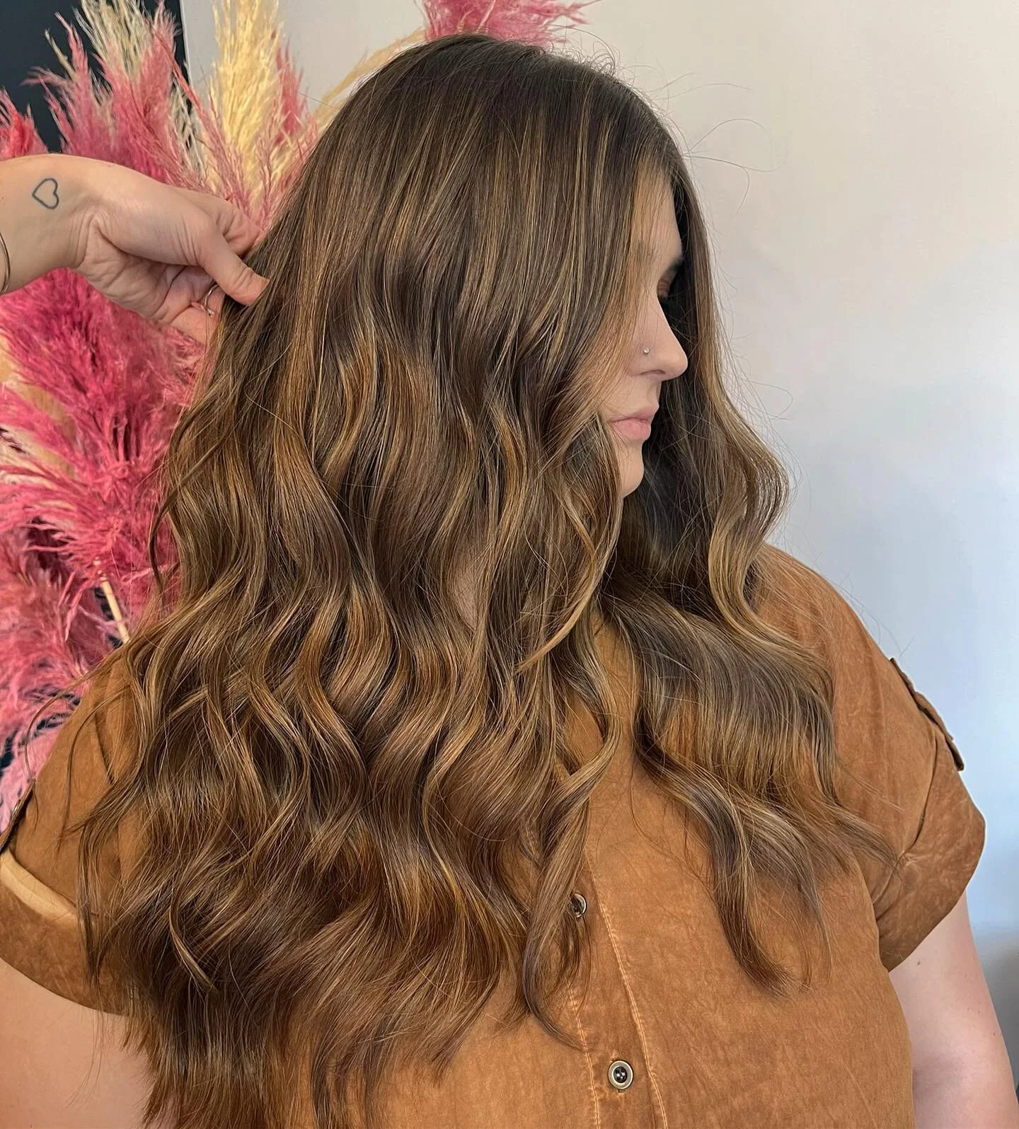 ᴄᴀʀᴀᴍᴇʟ ᴅʀɪᴢᴢʟᴇ 🍮🍫🍂
&bull;
&bull;
Its not fall quite yet but this carmel balayge is giving all the fall inspo vibes 🍂🤤
&bull;
&bull;
Beautiful balayge by glammed stylist @kayrose_beautyy using @oligopro extra blonde lightener &amp; @shades_eq to