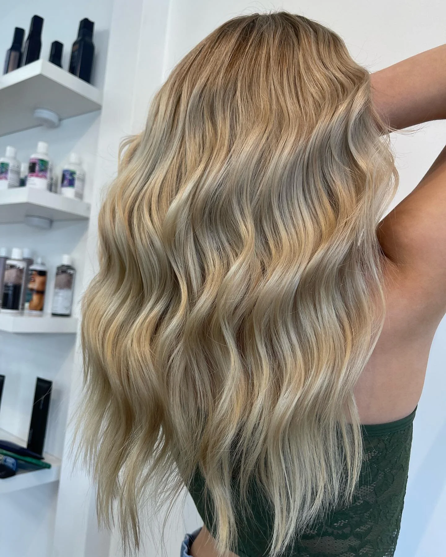 𝕤𝕦𝕞𝕞𝕖𝕣 𝕓𝕝𝕠𝕟𝕕𝕖
&bull;
&bull;
Fall may be coming but this dreamy summer blonde will never go out season 😍
&bull;
&bull;
Blonde is fitting for any season🍂🍃❄️☀️
&bull;
&bull;
This look was achieved by Glammed  stylist @theblondingbeauty Us