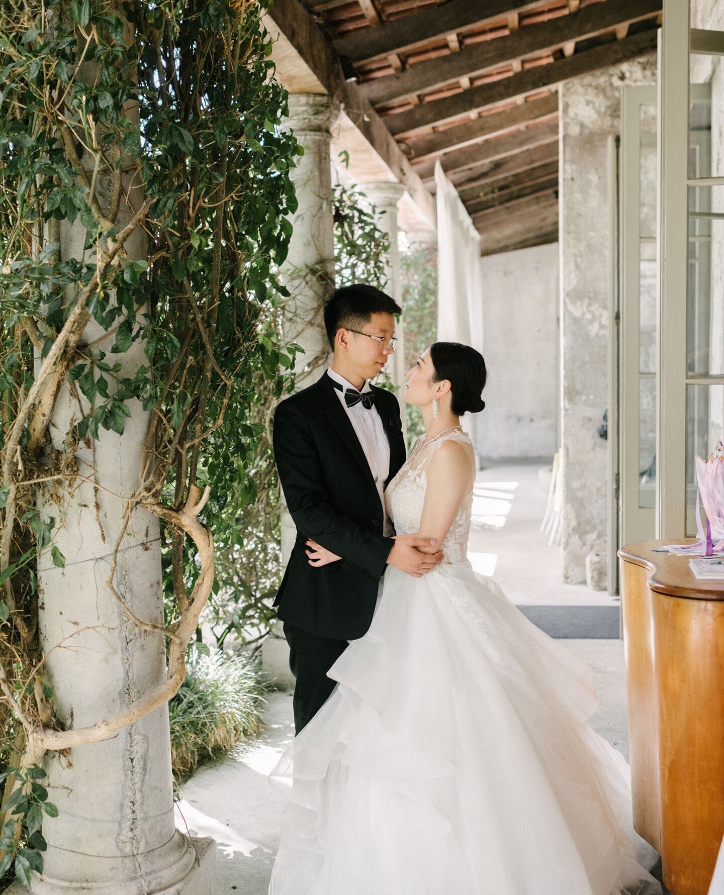 Cinderella moments are our specialty 👸🏻 ⁠
⁠
Clara &amp; Ron under the verandah at Mt Eden. ⁠
⁠
📸 @marionhweddings