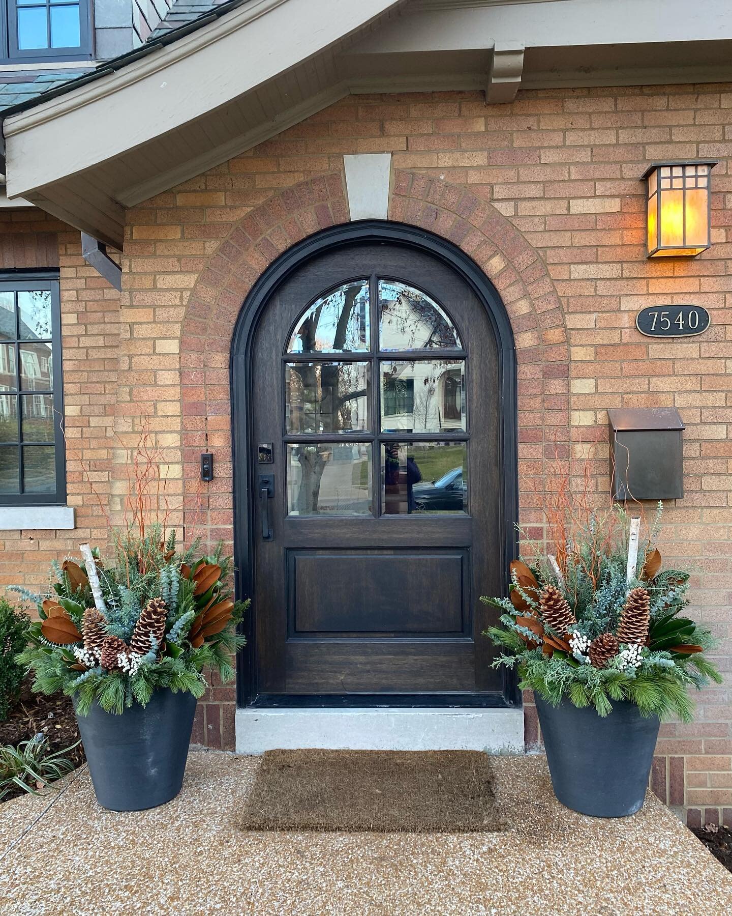 We got those porches poppin&rsquo; for the holidays ❄️🎄✨
&bull;
#smallbusiness #smallbizstl #smallbusinessstl #smallbusinessstlouis #stlmo #stlmade #holidaysinstl #christmasinstlouis #womenownedsmallbusiness #womanownedstl #plantsstlouis #patiostl #