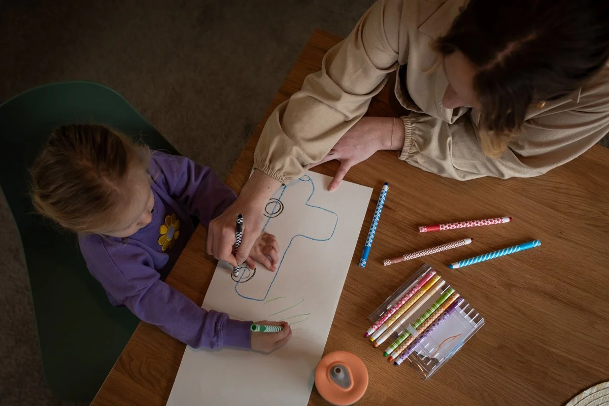 mom and daughter drawing together documentary family photography portland.jpg