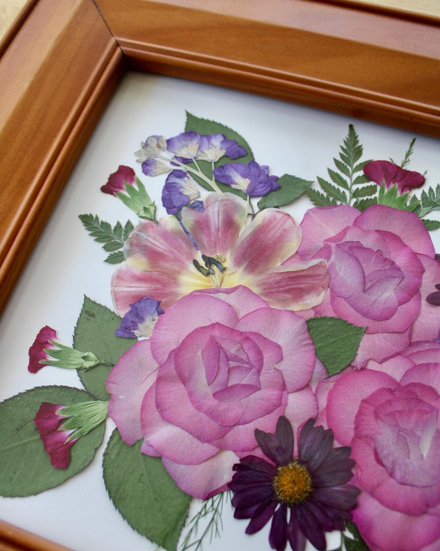 This solid wood frame was the perfect thrift find, so we had to use it for their flowers!🌺 

#memorialflowers #flowerpreservation #pressedflowers #driedflowers #pressedflowerframes