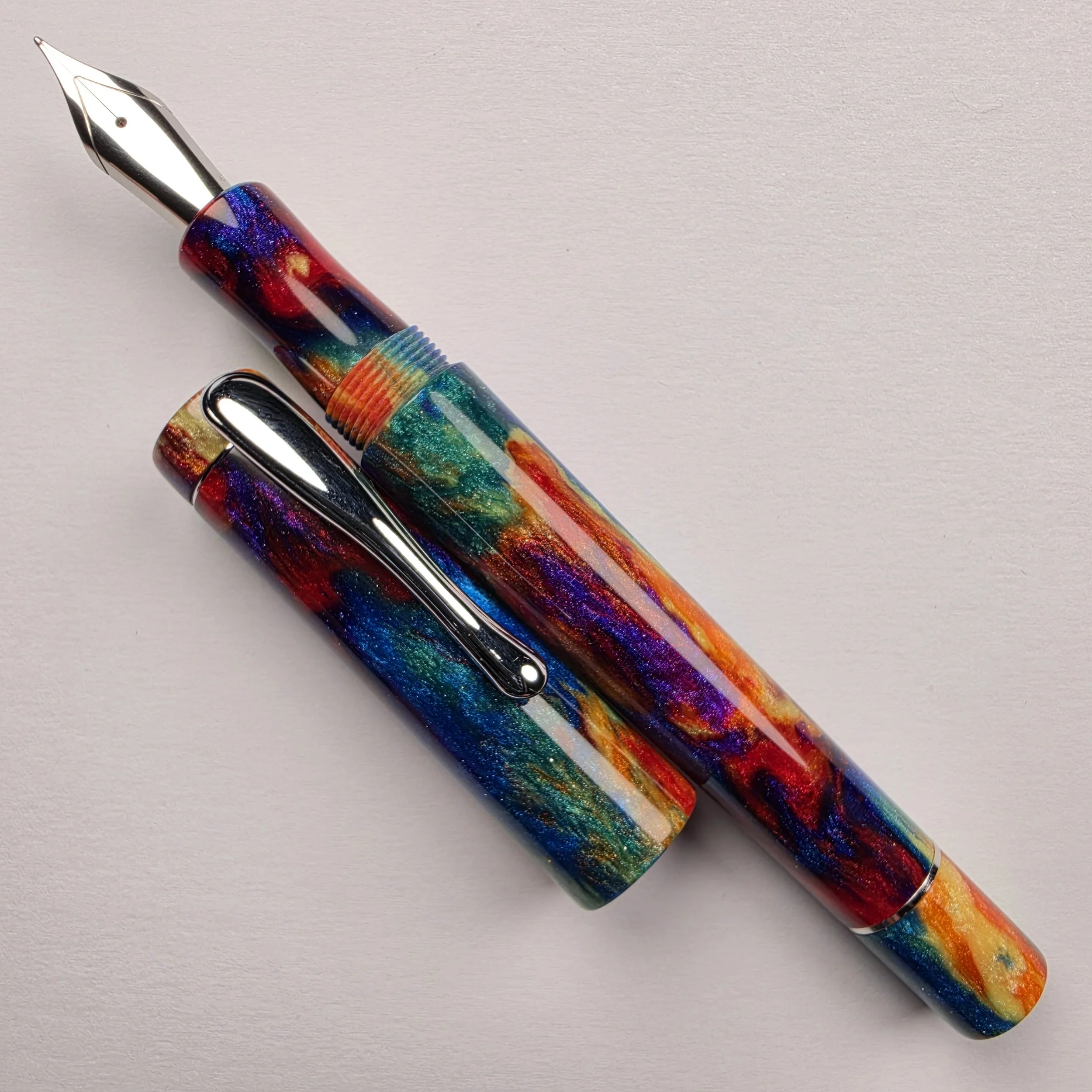 DiamondCast - Oilslick (Rainbow) Deluxe Fountain Pen (2)