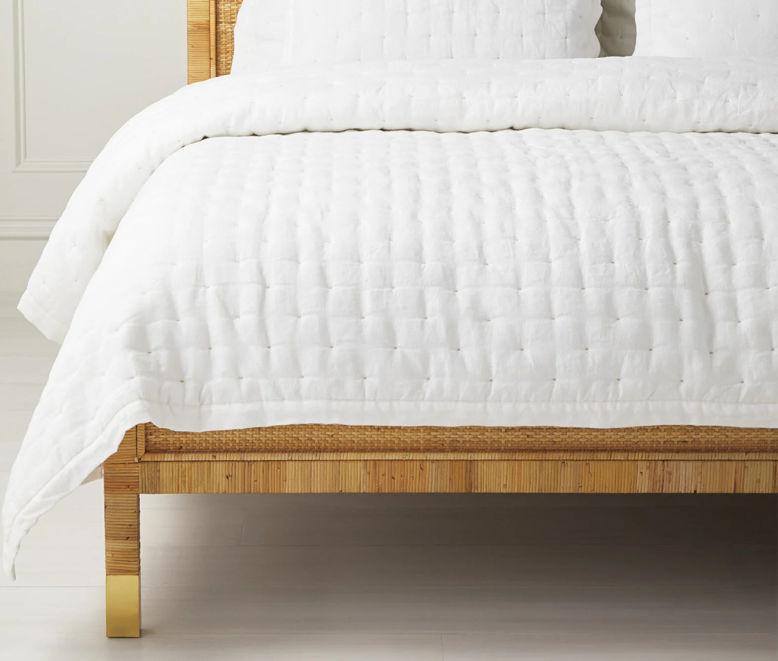 Quilt_Sutter_White_FOB_MV_0202_Crop_BASE.jpeg