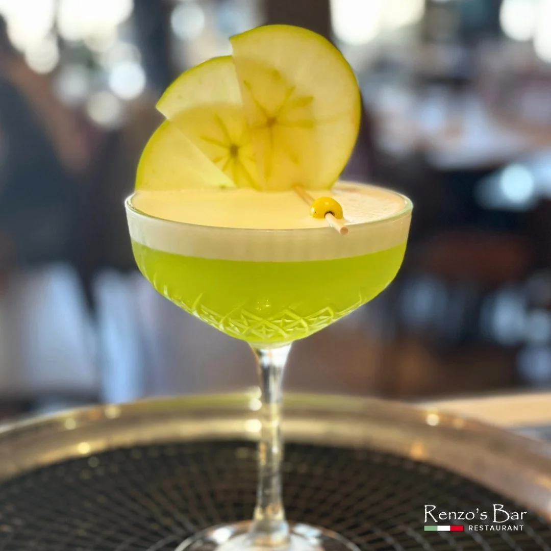 Say hello to Saturday with a crisp, refreshing Apple-tini at Renzo&rsquo;s Bar! 🍏🍸 

#AppletiniSaturday #CocktailLover #RenzosBar #cocktailhour #martini #docklands #Melbourne #melbournebar #melbournerestaurant