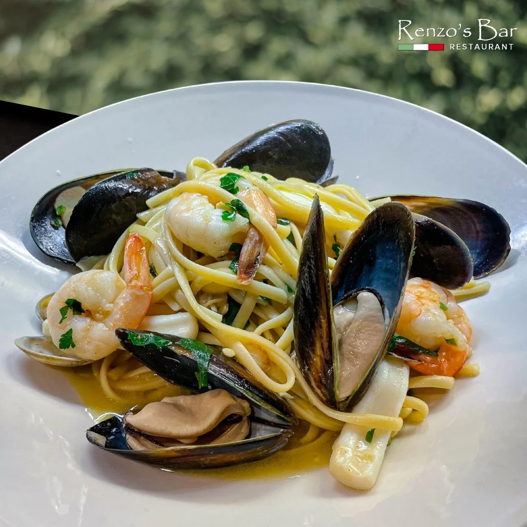 Enjoy summer with our delicious handmade pastas like our Linguine ai Frutti di Mare!🍴

#springeats #italianbites #renzosbar #bresaola #docklandsdining #italianflavours #italiancuisine #melbourne #melbourneeats #docklands