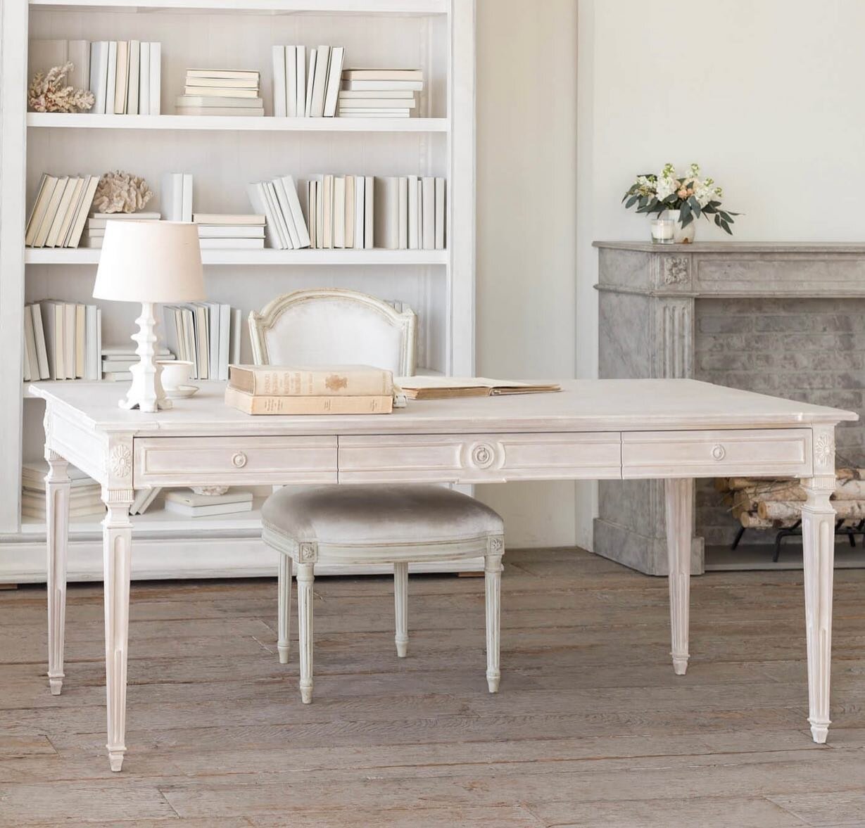 How breathtaking is this 72&rdquo; French inspired console/desk 🤩 It just delivered to the store! Come on in, grab a glass of yummy🍷, and snatch it because it&rsquo;s going to go fast! 

#frenchdecor #frenchdesign #interiordesign #homeboutique #des