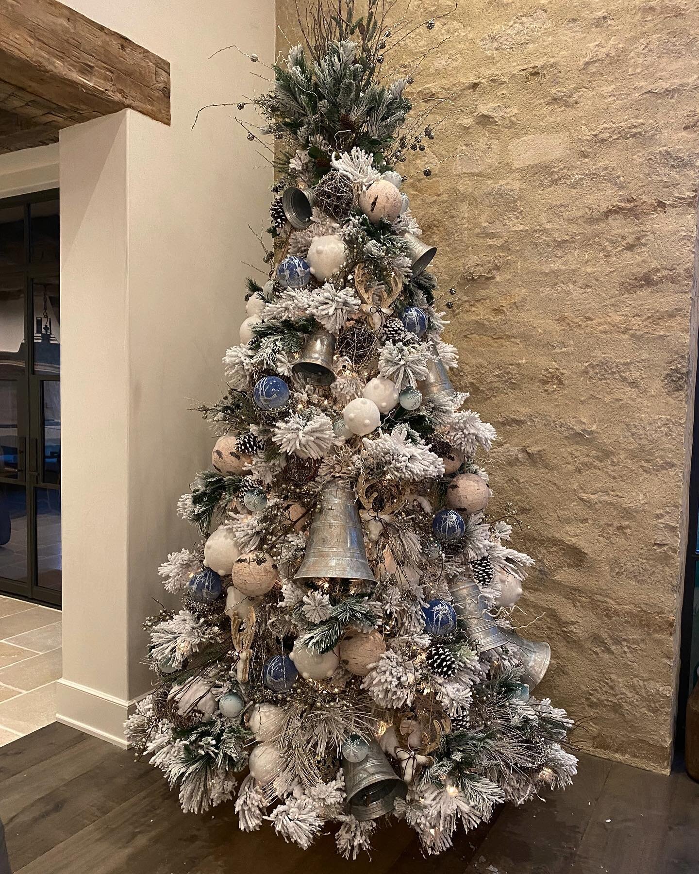Spreading Christmas cheer one home at a time✨ Our team just wrapped up this beautiful Christmas install at our Houston Oaks project. ⁠🎄
⁠
⁠
⁠
#christmasdecor #interiordesign⁠
#christmaslights #christmastime #christmastree #christmasdecorations #holi