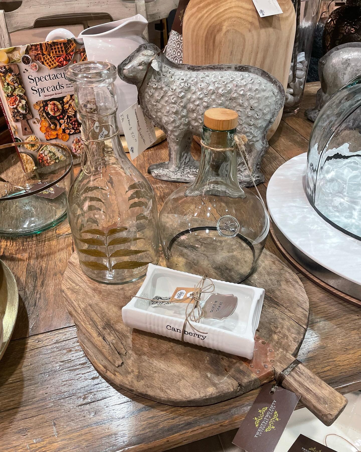 The perfect Christmas gift 🎁 From cheese boards to beautiful home decor, we have it all. Sip and shop with us all week from 10-6pm &amp; we will gift wrap it for you so that it looks pretty under the tree!🎄 #shoplocal #antiqueshop