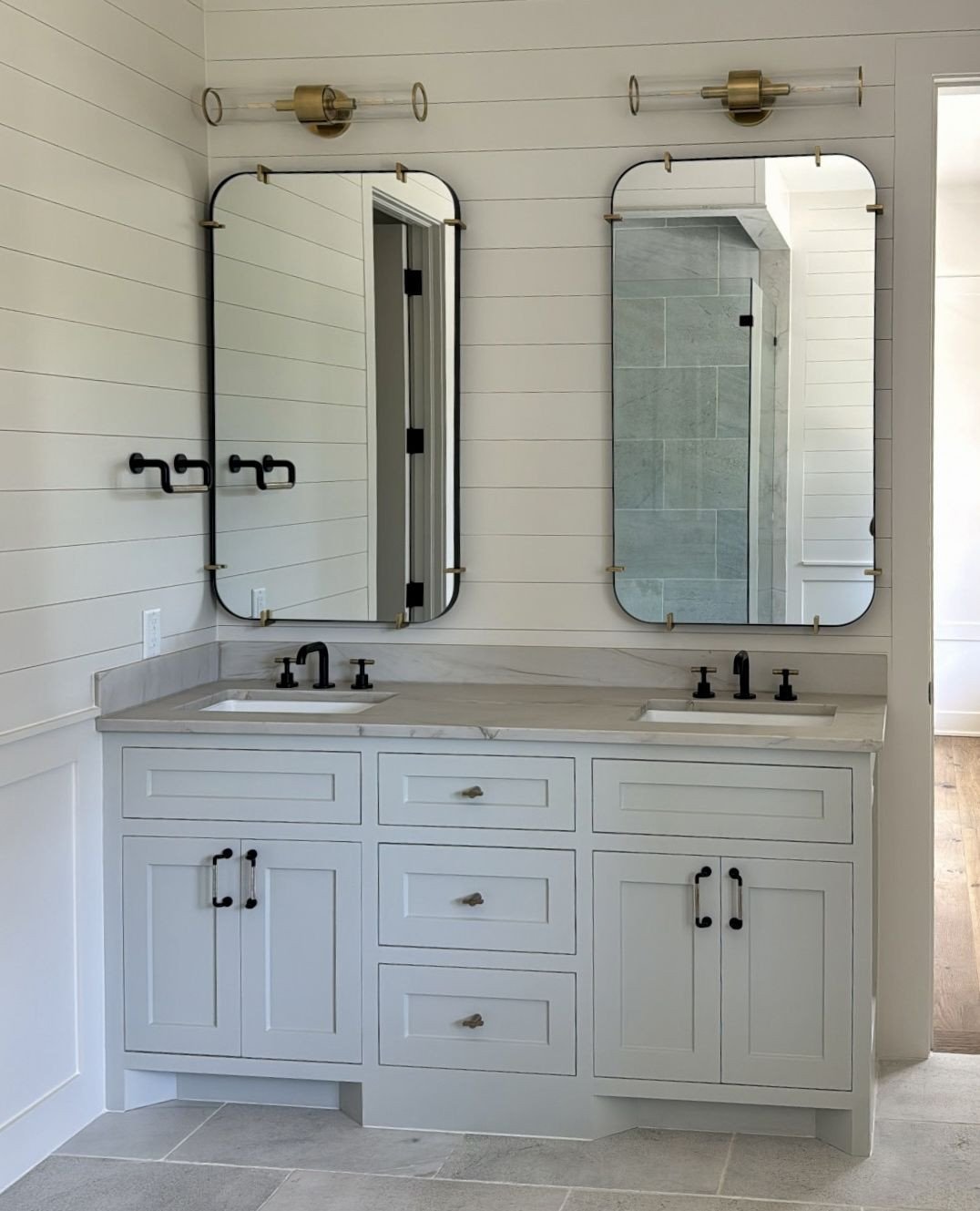 The glow, the finishes, the details... this might be my favorite room in the house! ✨️⁠
⁠
#TwentyTwoFiftyInteriors #BathroomDesign #ModernFarmhouse #InteriorDesign #DesignDetails