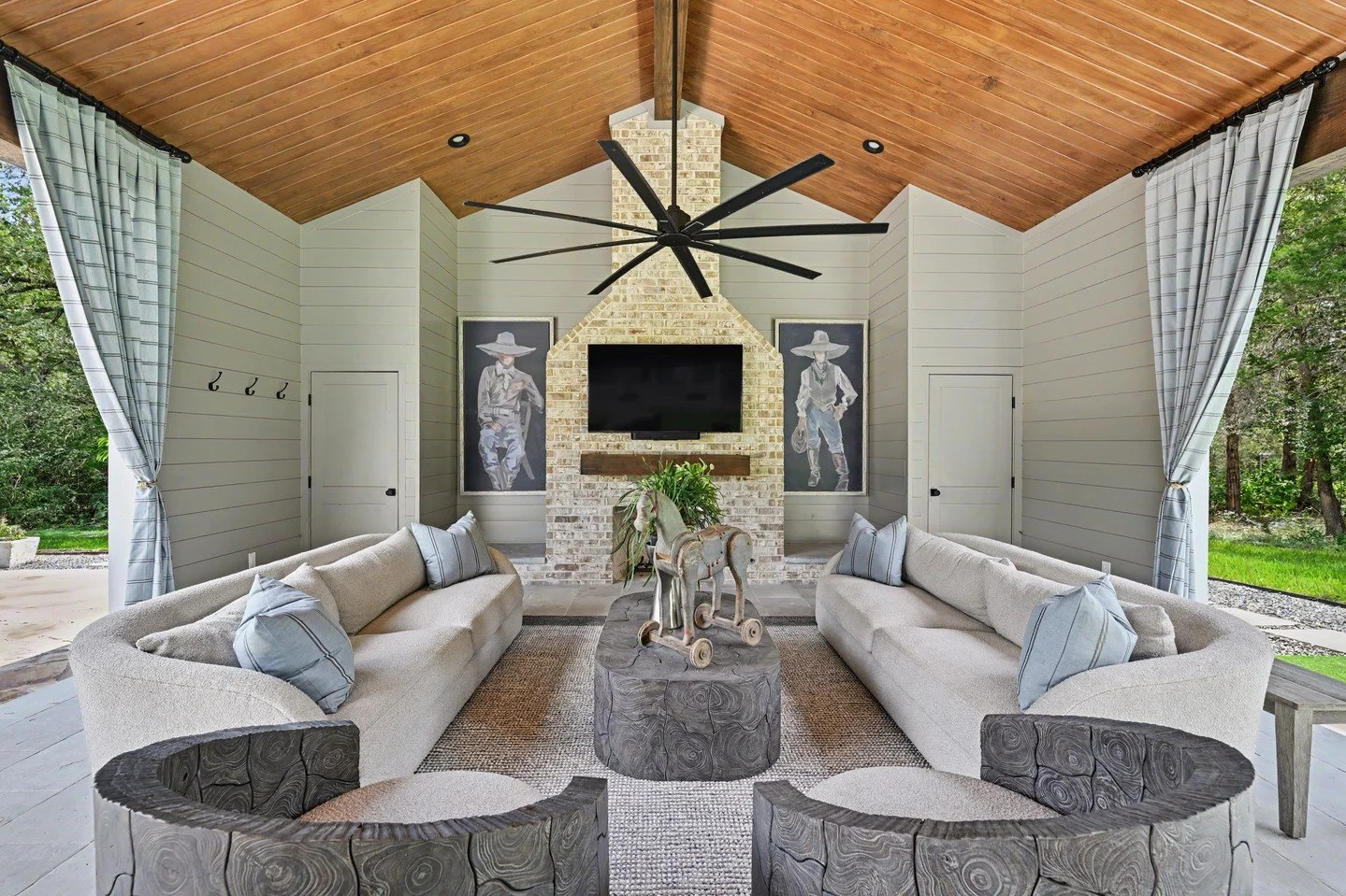 Designed for effortless entertaining, this outdoor patio brings together a full kitchen, bar, and beautifully considered living space&mdash;making the backyard feel like a true extension of the home.⁠
⁠
#OutdoorLiving #LuxuryOutdoorDesign #OutdoorKit