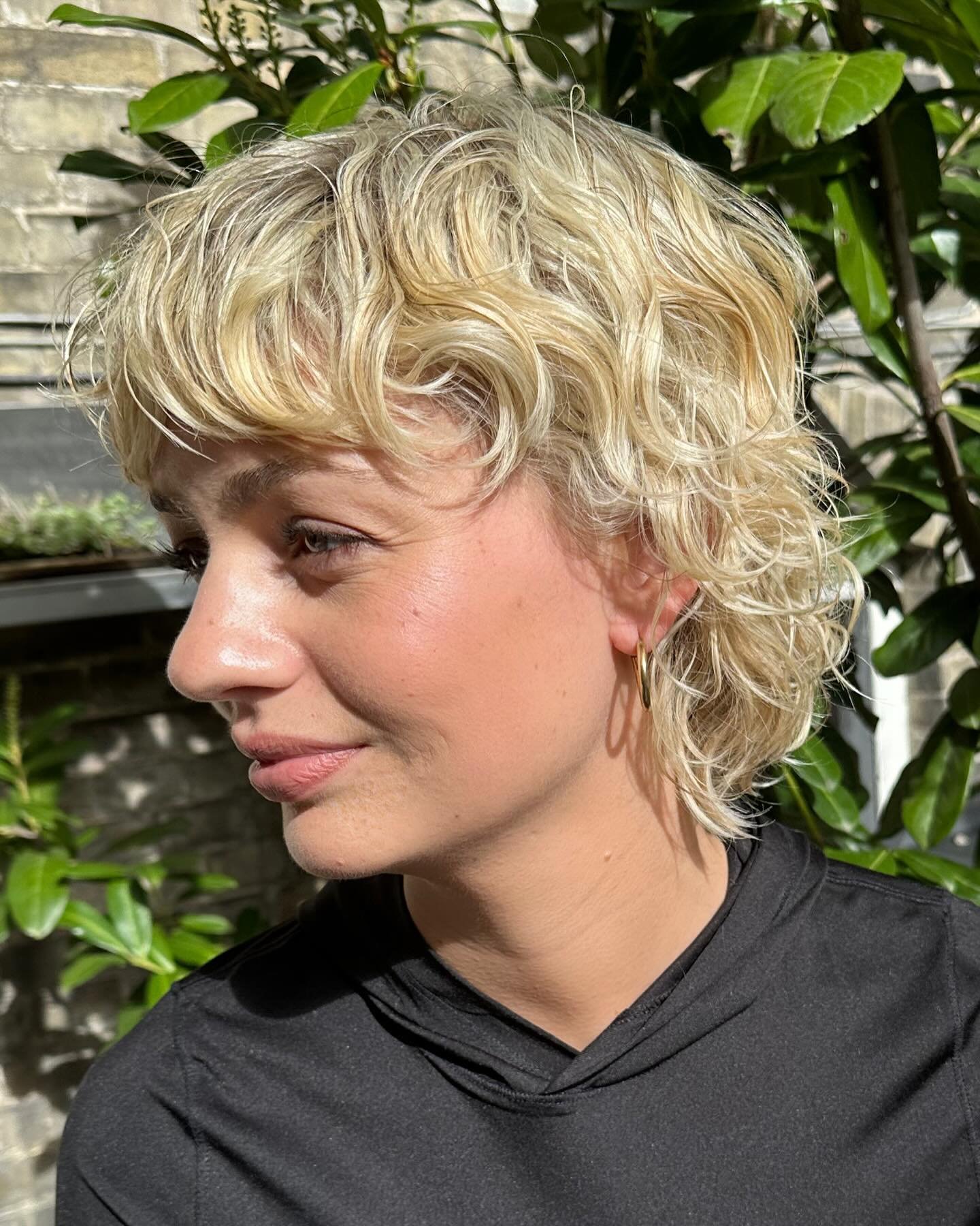 Helt sommer Blonde kr&oslash;ller klippet og farvet af Amalie @amalie_livi farven er lavet som en masse reflekser s&aring;ledes at der vil v&aelig;re spil og kontraster i h&aring;ret @avedanordic #avedacolor 

-
-
-

#hairtransformation #hairstyles #