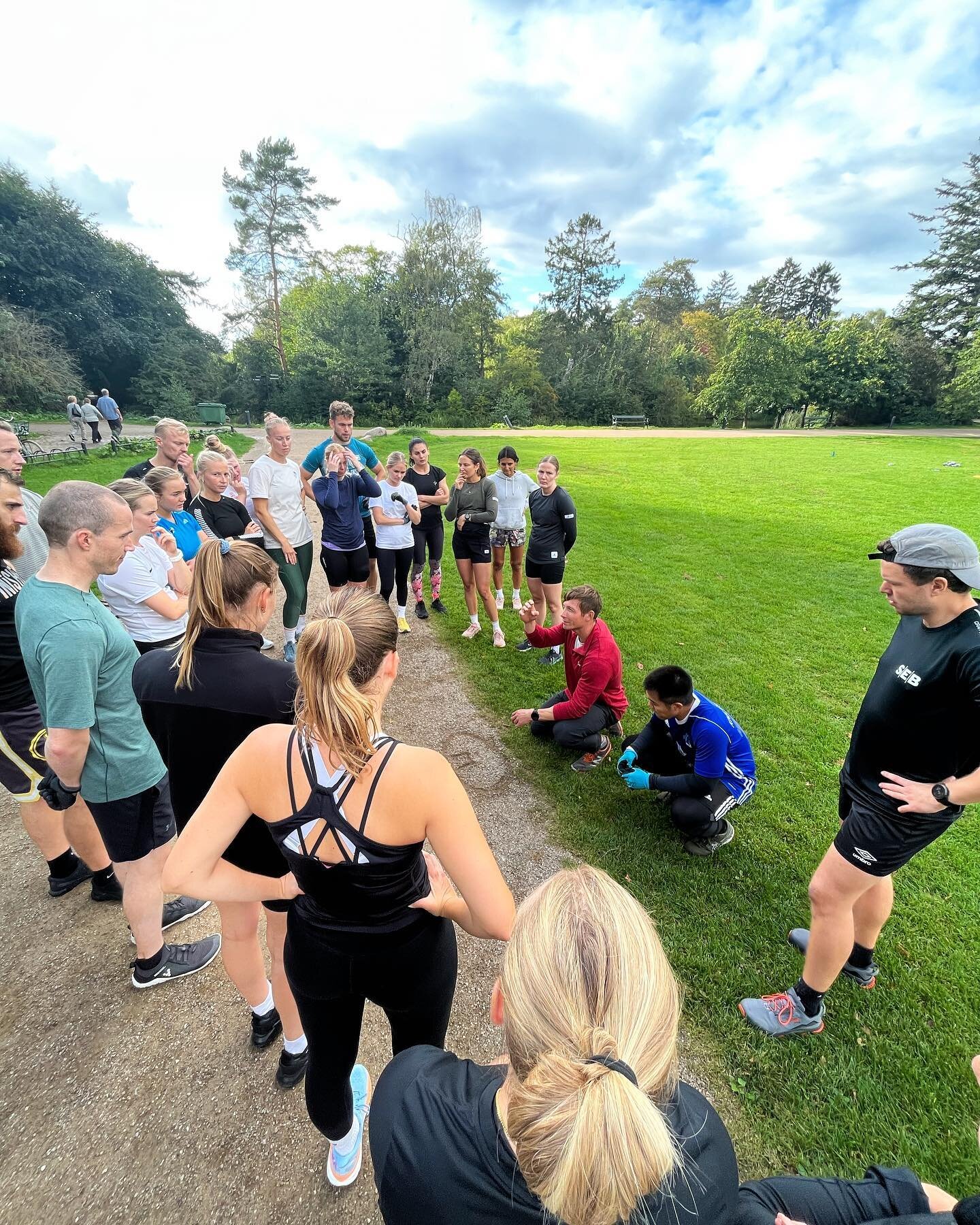 TRAINING DAY SEPTEMBER | WORKOUT 3 OF 3

Time: 5 rounds x 7 min. No rest in between rounds.
1 round:
- 10 x shuttleruns (run between point A and B and perform a synchronised downup at each point)
- Both members per team run 770 meters
- Perform as ma