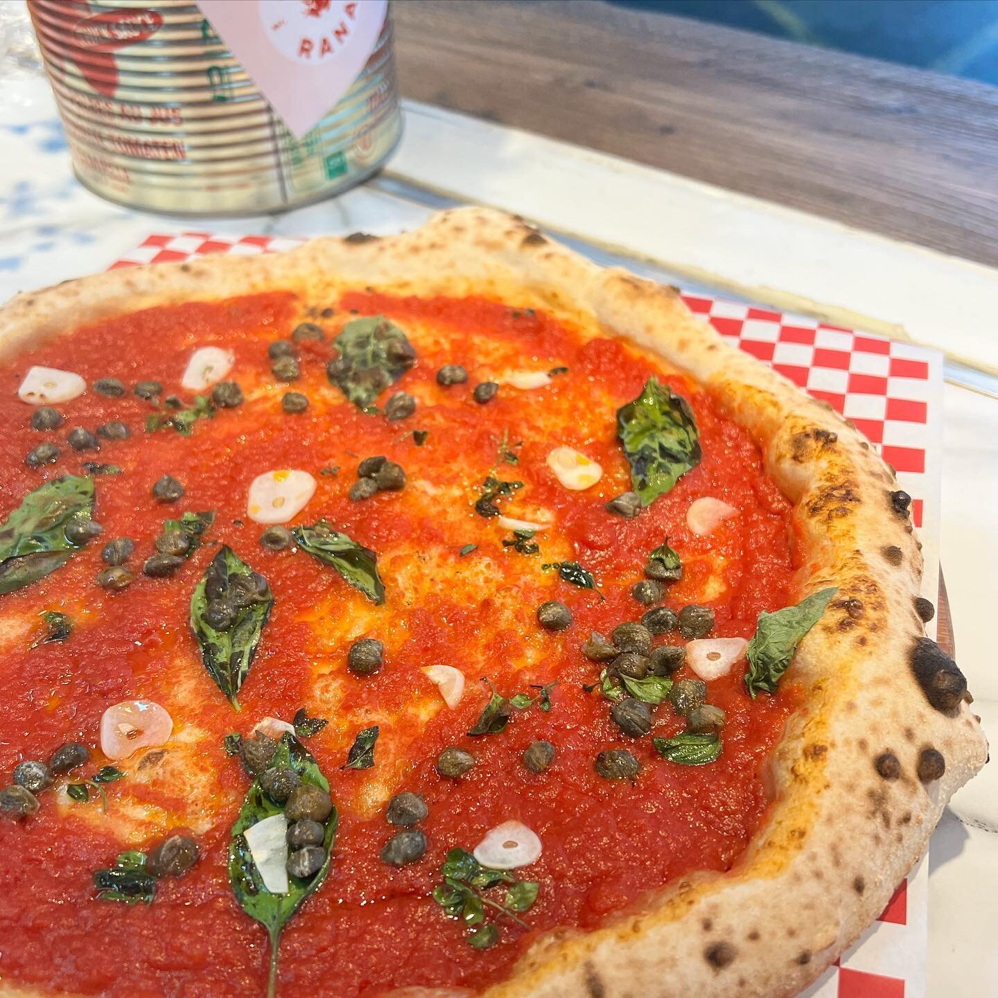 Happy #worldveganday to all our plant based followers 🌱 

Here&rsquo;s one we played around with at the weekend. 

Marinara with fresh oregano and some super salty capers 🤤

Truly delicious 

#pizzarana 

#neapolitanpizza #pizzanapoletana #foodtruc