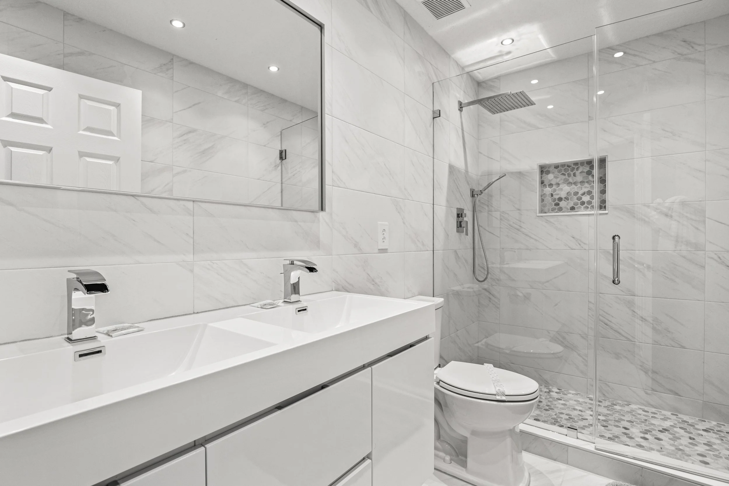 5 Bedroom Legacy Park Villa - Master Bathroom.jpg