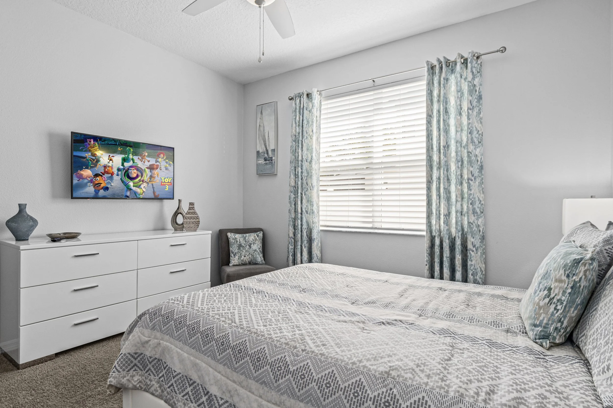 5 Bedroom Orlando Villa - Queen Bedroom (2).jpg