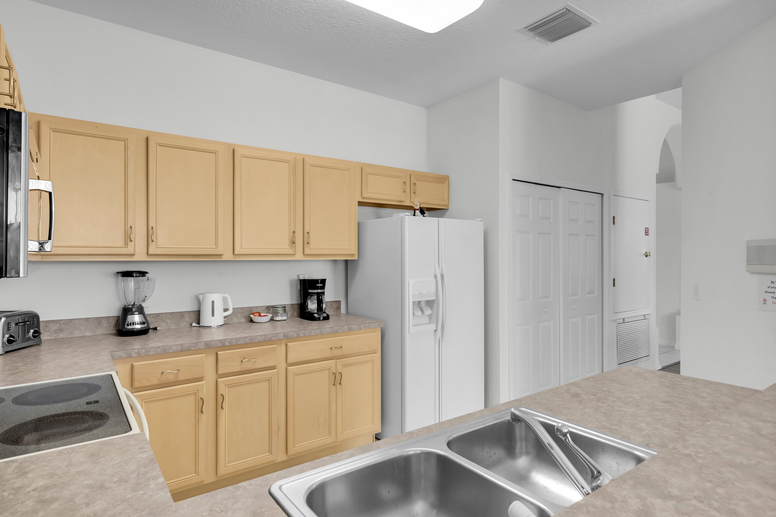 private-villa-rental-orlando-fully-equipped-kitchen.jpg