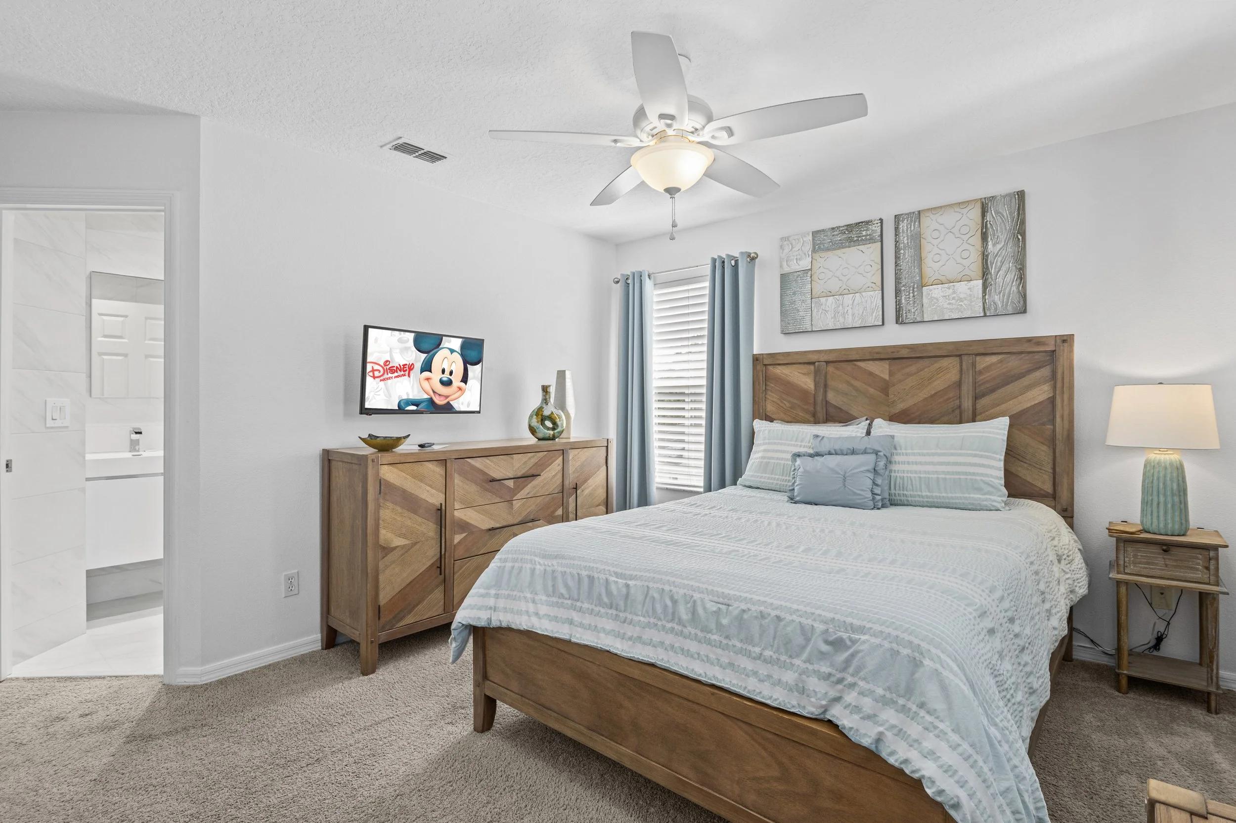5 Bedroom Legacy Park Villa - Master Bedroom (2).jpg