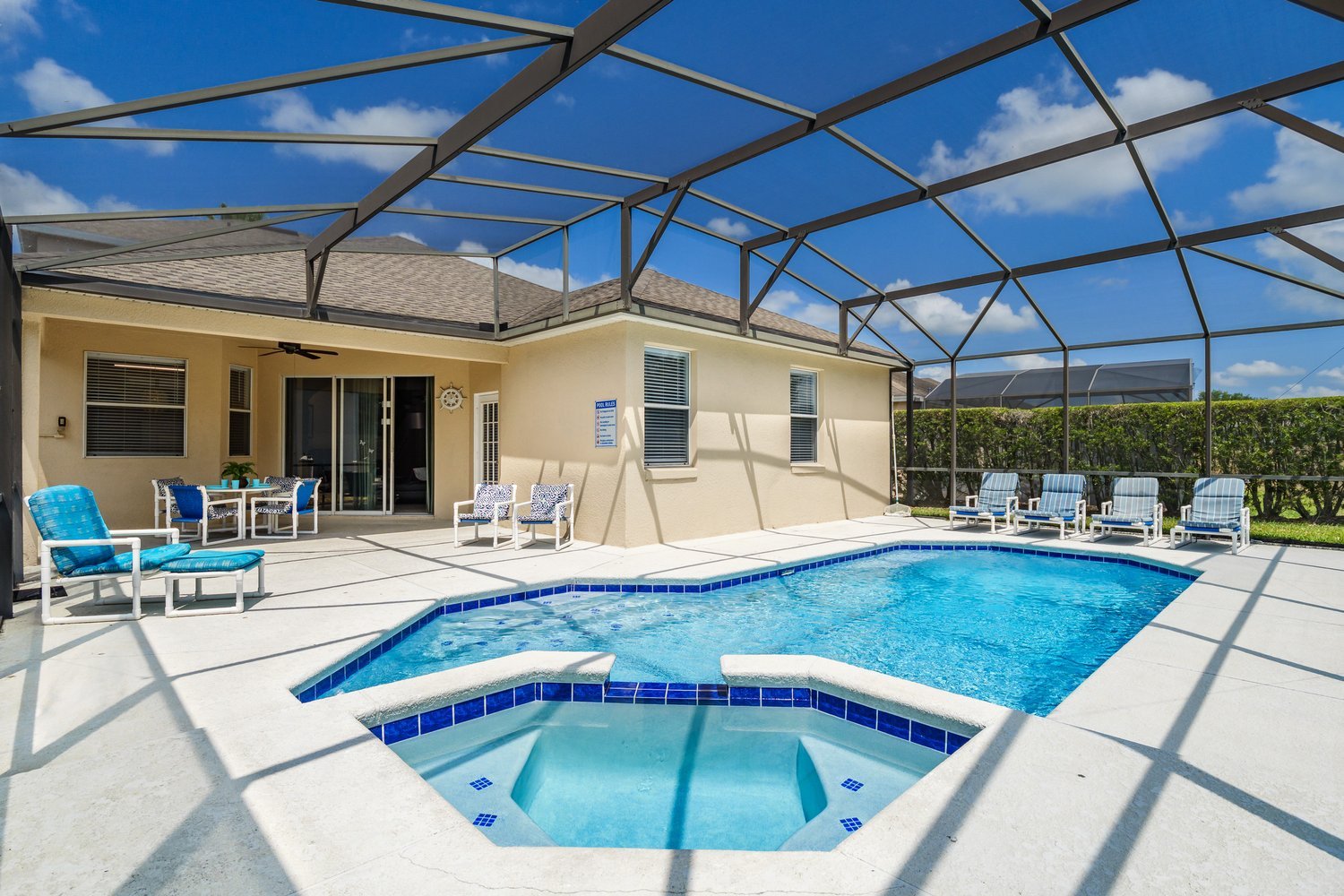 328MD - Calabay Parc - Beautiful 5 Bed Villa on with Private Pool & Spacious Pool Deck