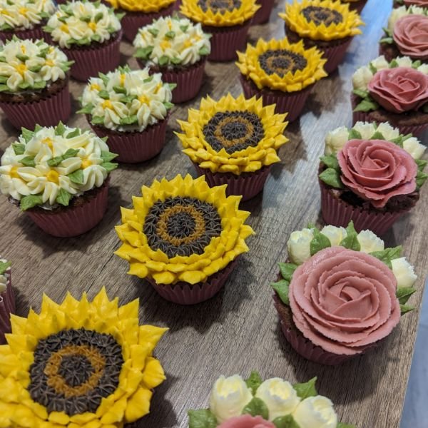 Buttercream Flower decorating (1).jpg