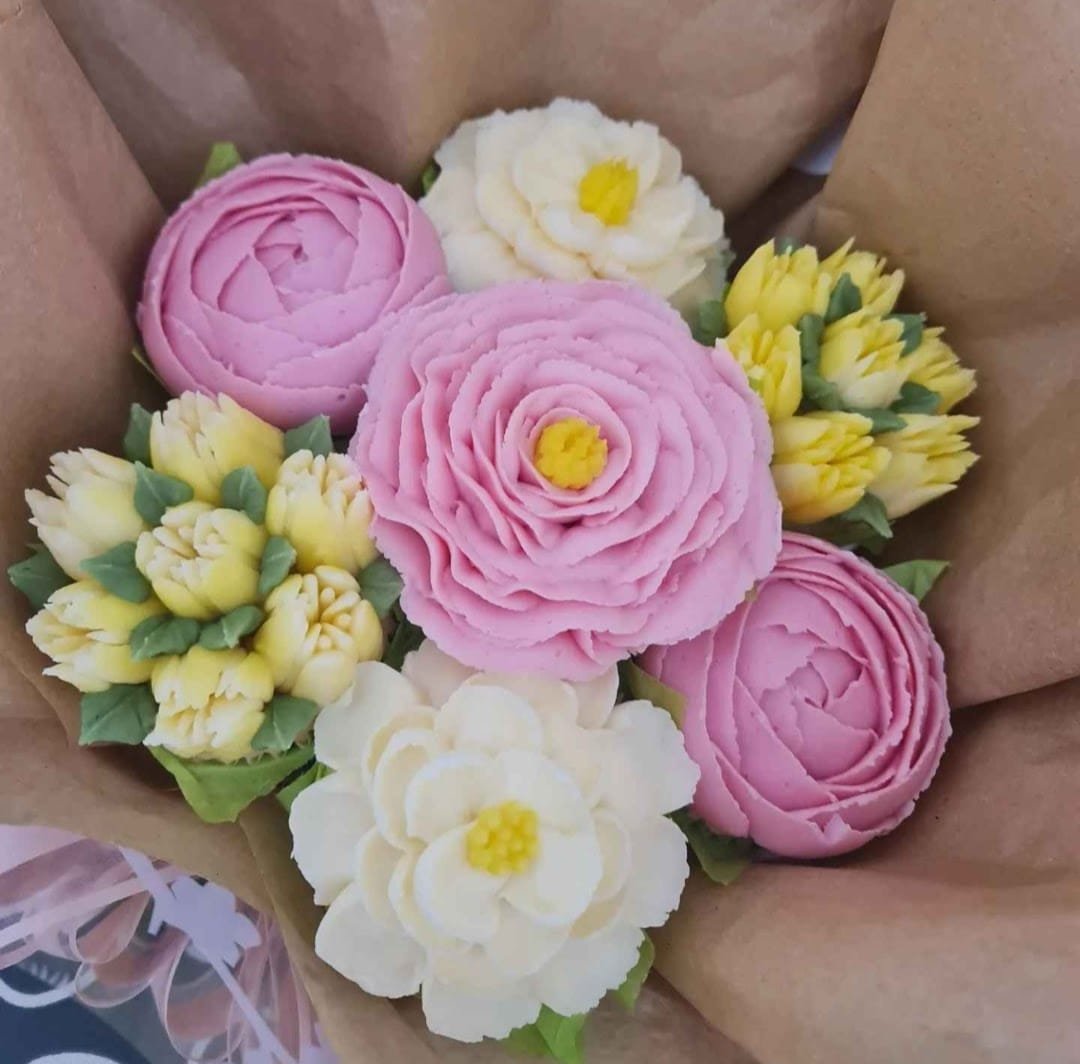 Summer-blooms-floral-buttercream-workshops-leonardslee (4).jpg