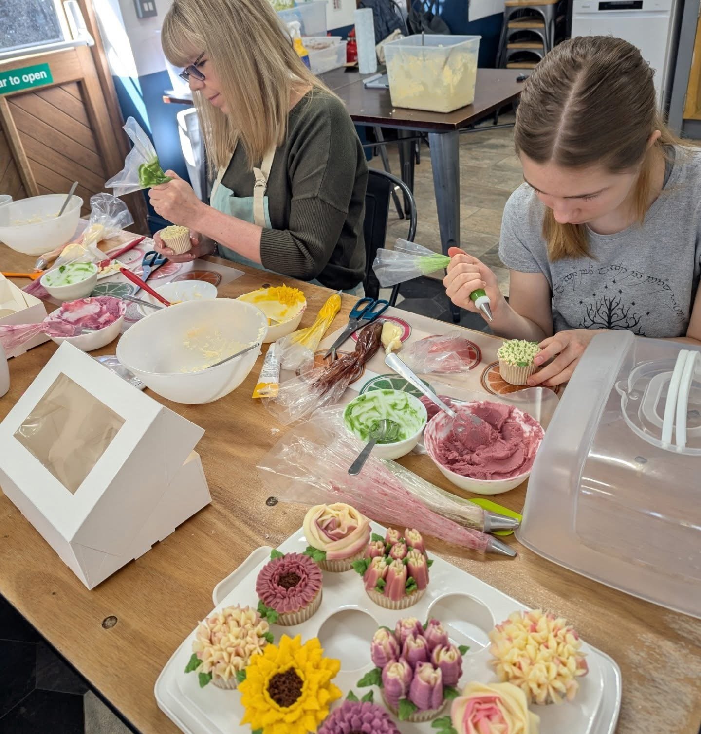 cupcake-decorating-workshop-leonardslee.jpg