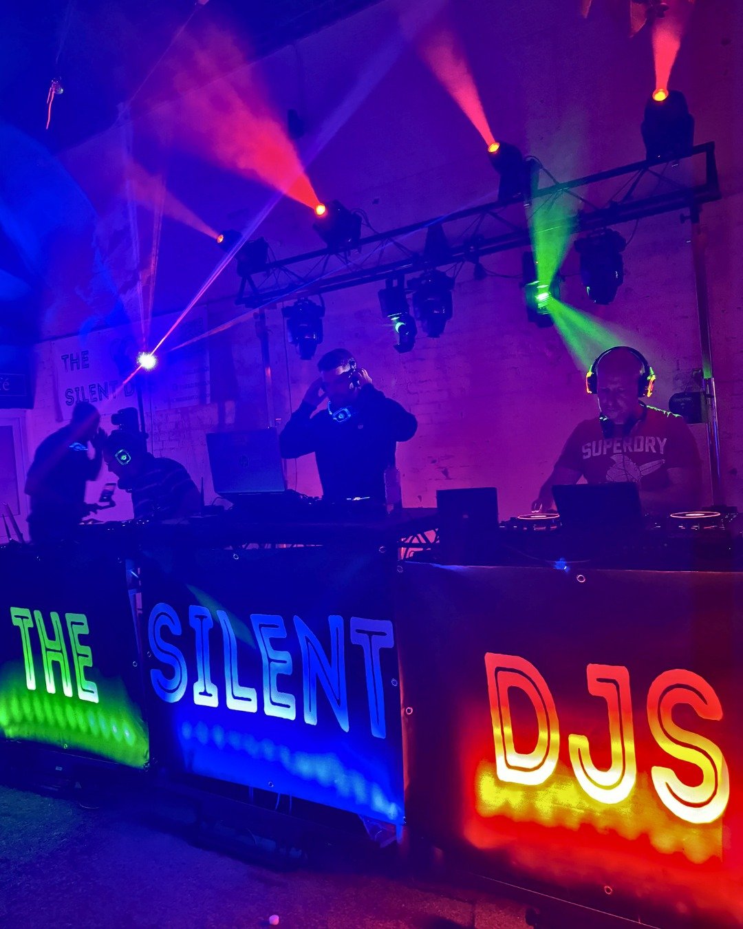 Looking for the best night out to kickstart the summer? ☀️🍸🎶

We&rsquo;ve got your season sorted with a line-up of unforgettable evenings here at Leonardslee.

Whether you're coming with friends, planning a date night, or just fancy soaking up the 