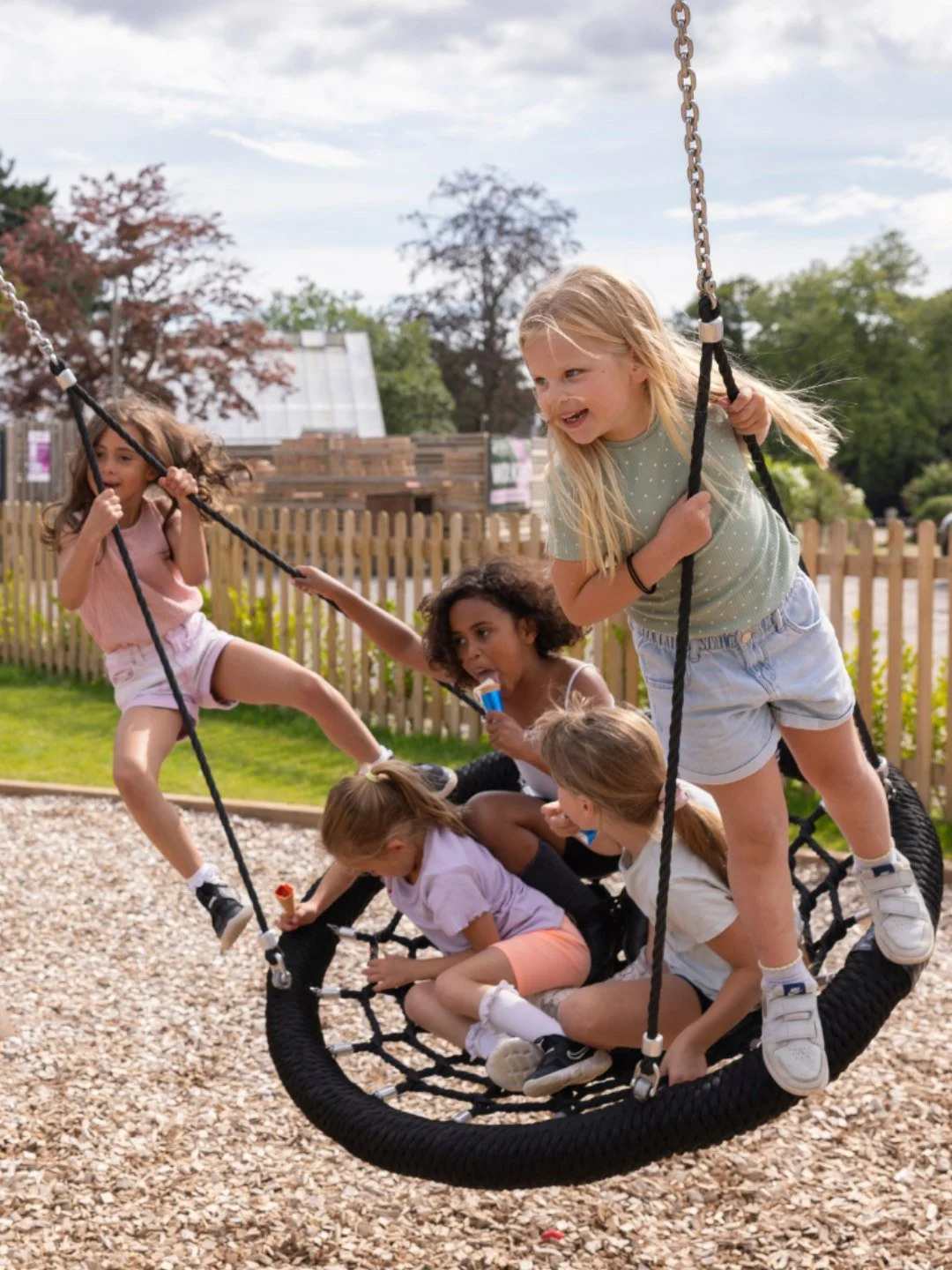 Looking for ways to keep the kids entertained this summer? ✨

Join us at Leonardslee Lakes &amp; Gardens every Wednesday in August for family fun, with drop-in activities available on a first come, first served basis.

5, 12, 19 &amp; 26 August
🎭 Ci