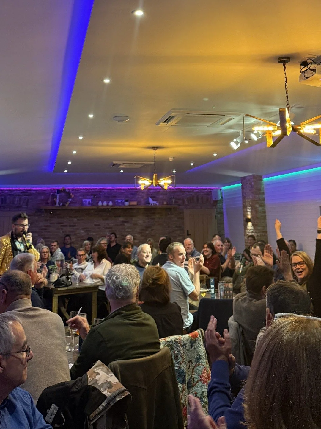 Plan your next Friday night out at Leonardslee! 🌟

We've got two brilliant evenings coming up at Leonardslee, whether you're putting your knowledge to the test at Quiz Night or enjoying an evening of top-quality stand-up at the Leonardslee Comedy Cl