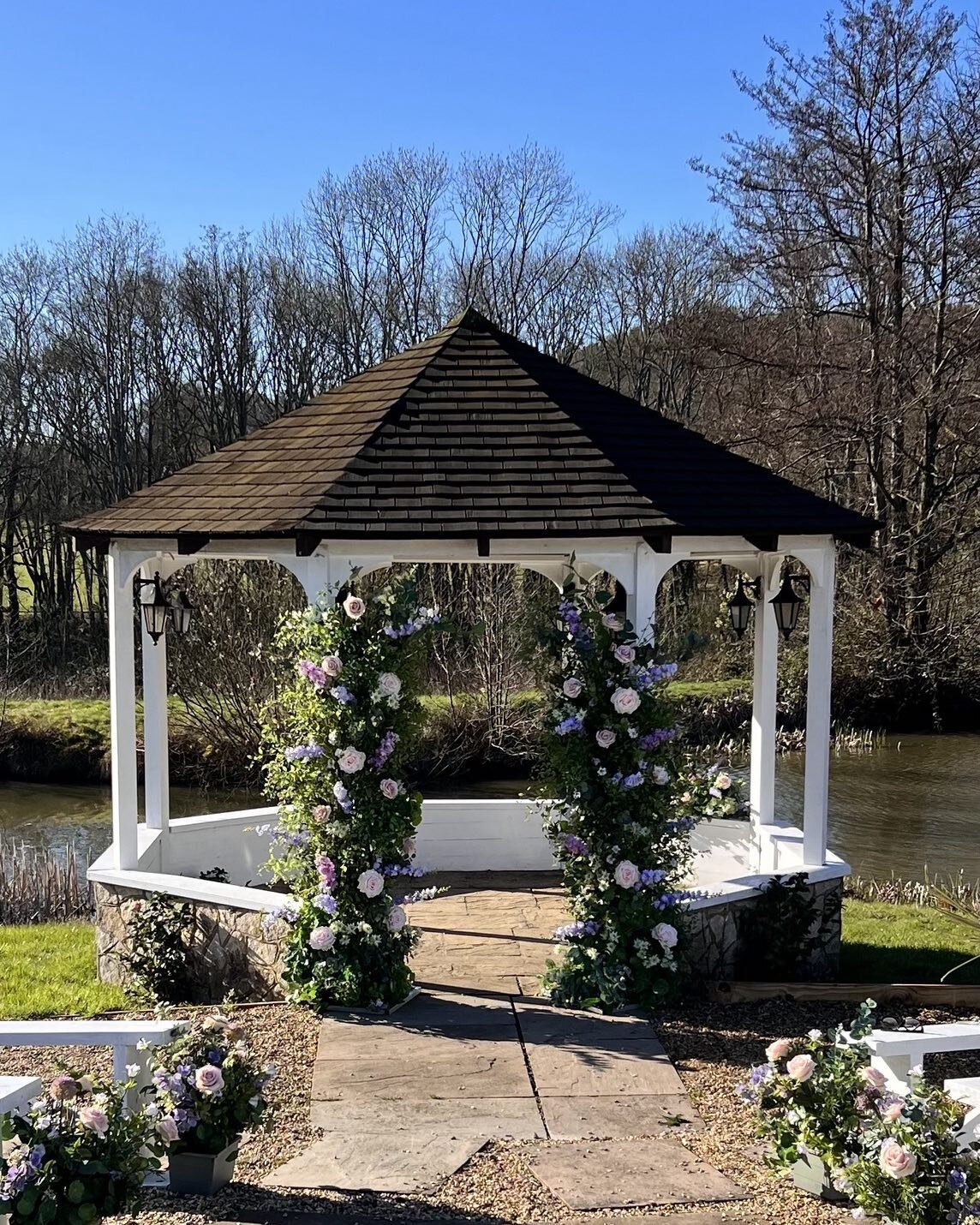 Our first outdoor wedding ceremony of the season! So thrilled that the sun came out to celebrate Aimee and Sam&rdquo;s special day. Congratulations to you both!

#weddingflowerssurrey #fauxweddingflowers #fauxflowers #guildfordwedding #weddinggazebo 