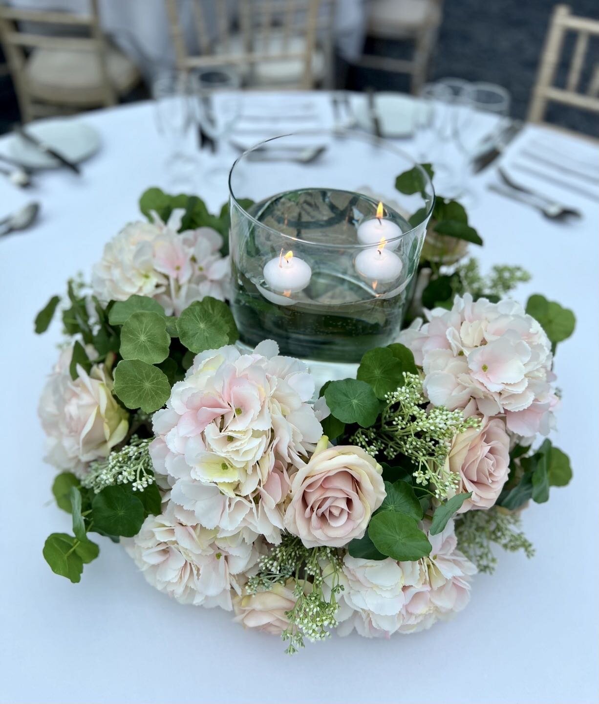 The softest textures and shades of pink come together to create a luxe table centrepiece for guests to converse over.
#fauxflowers #fauxweddingflowers #weddingflorist ##sustainablewedding #weddingsurrey #blushpinkwedding #weddingcentrepiece #florists