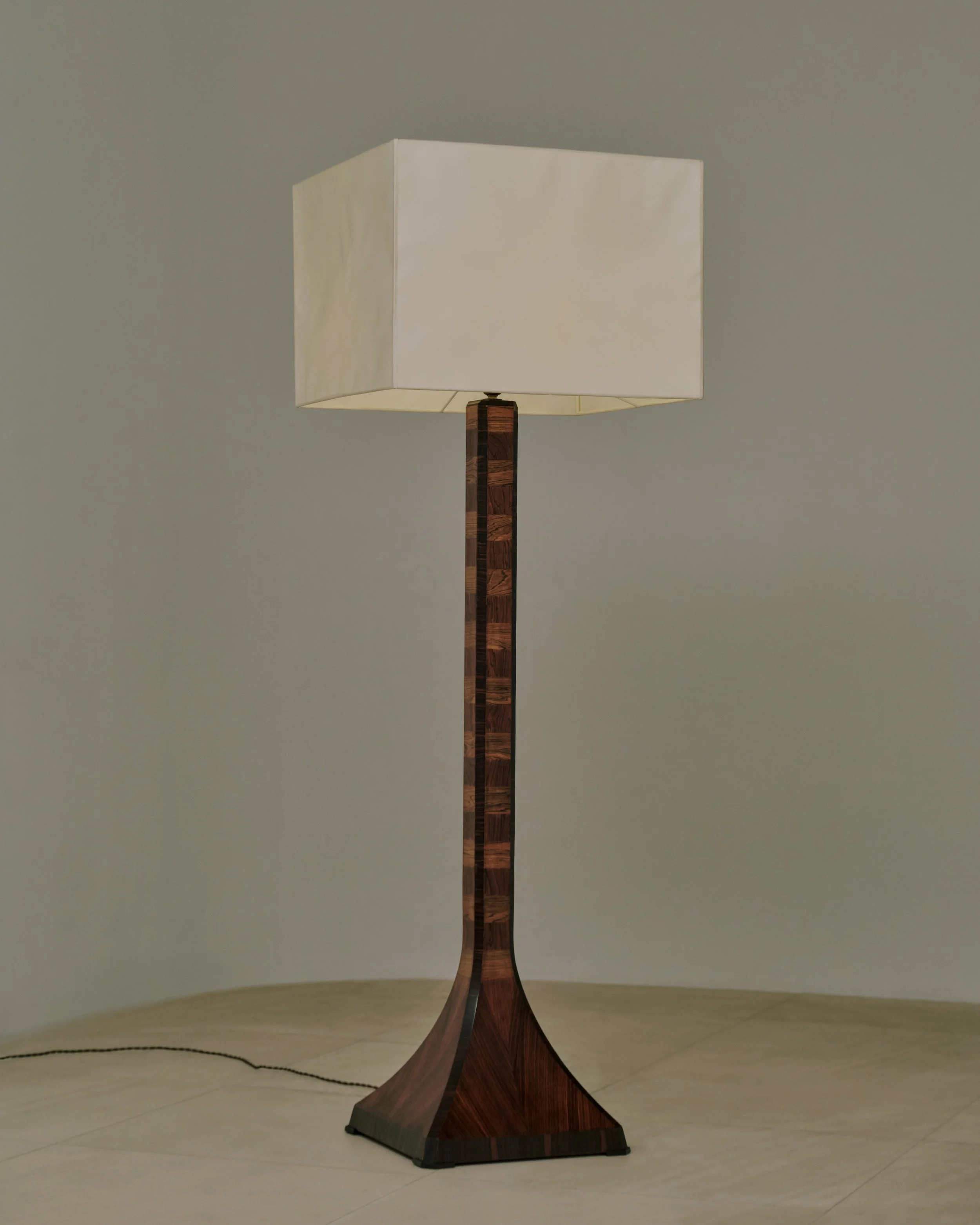 Important Africanist floor lamp in rosewood and Macassar ebony, circa 1925