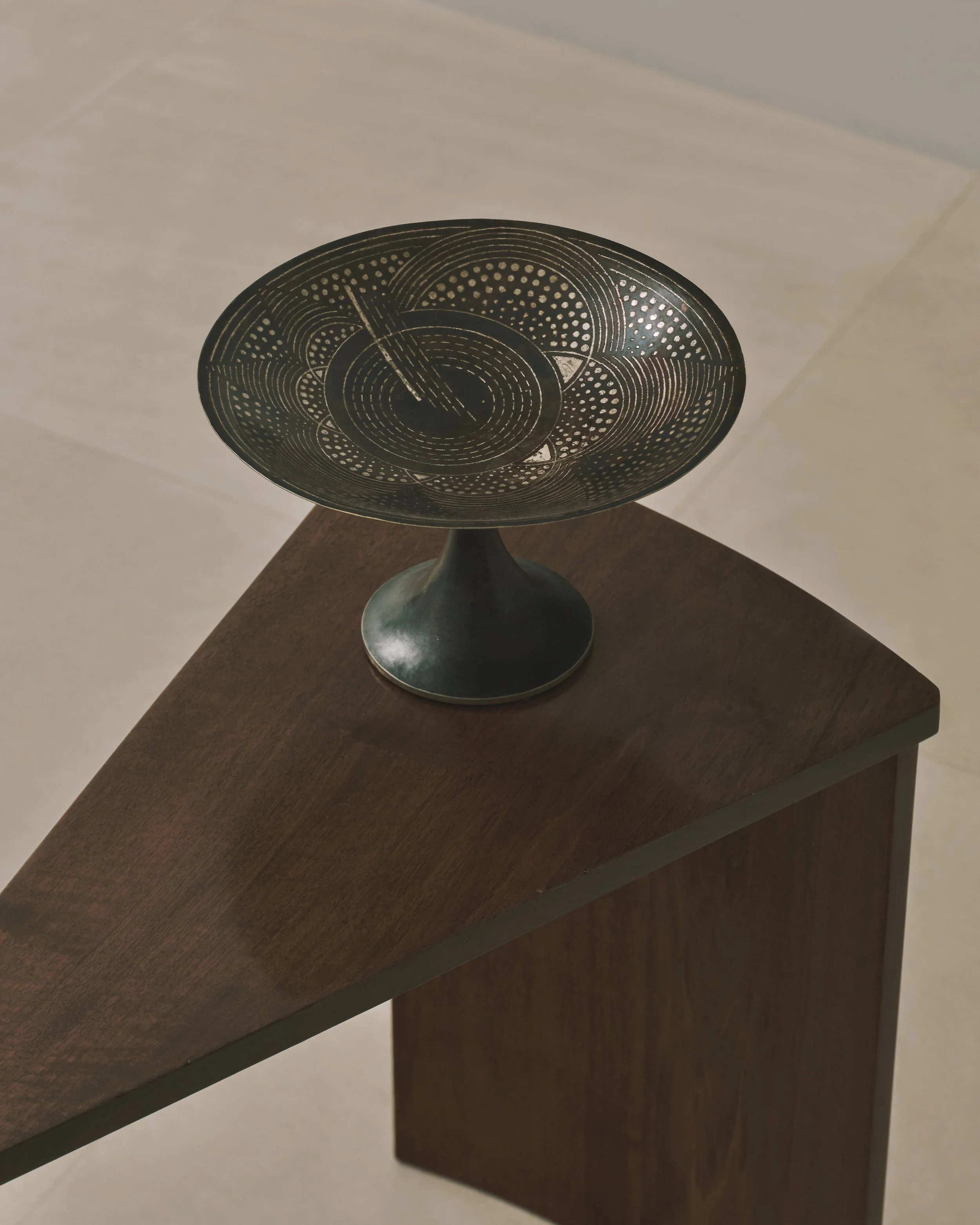 Important dinanderie coupe on a pedestal, with a stylized silver floral pattern by Jean Dunand, circa 1920