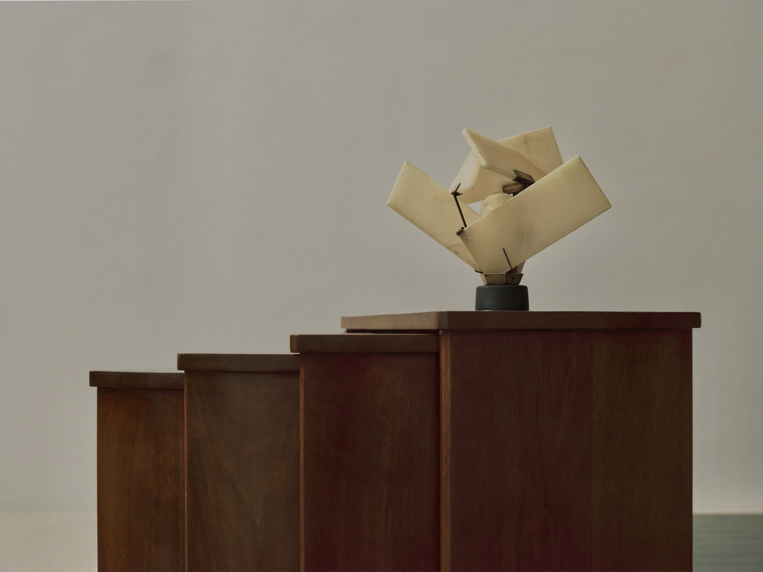 Pierre Chareau fleur lamp and table.jpg
