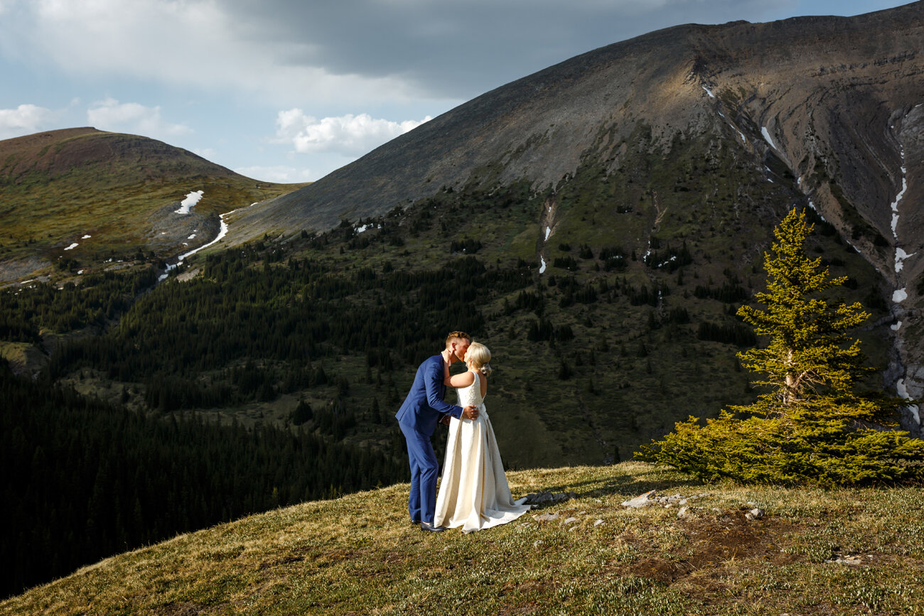 053-helicopter-elopement-photographers-banff.jpg