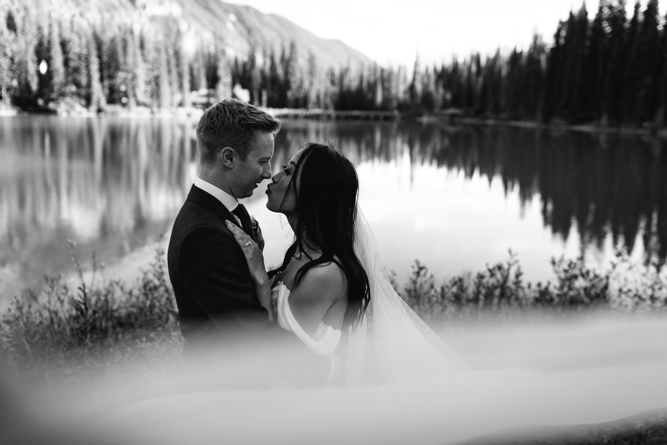 087-banff-elopement-photographers--emerald-lake.jpg